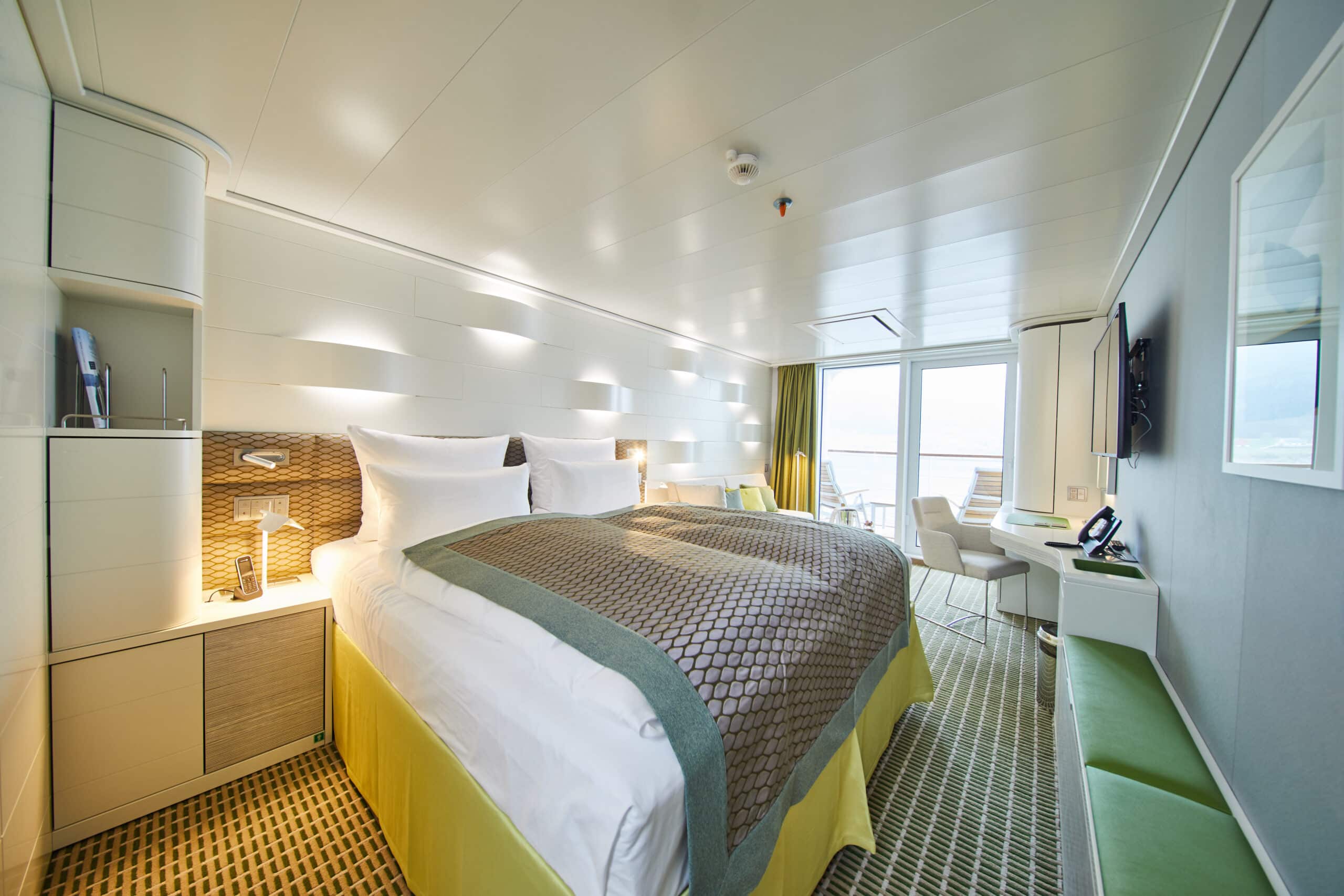 http://Cabine%20de%20bateau%20moderne%20avec%20lit%20double%20et%20accès%20à%20un%20balcon