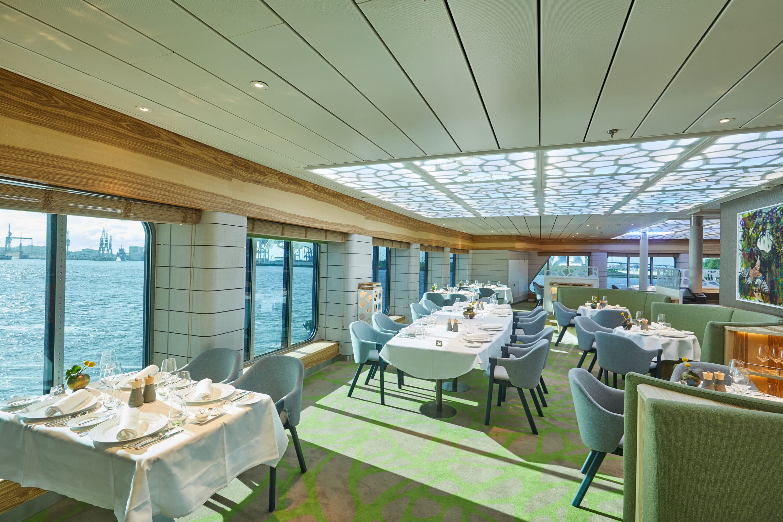 http://Salle%20de%20restaurant%20élégante%20avec%20grandes%20baies%20vitrées%20donnant%20sur%20la%20mer