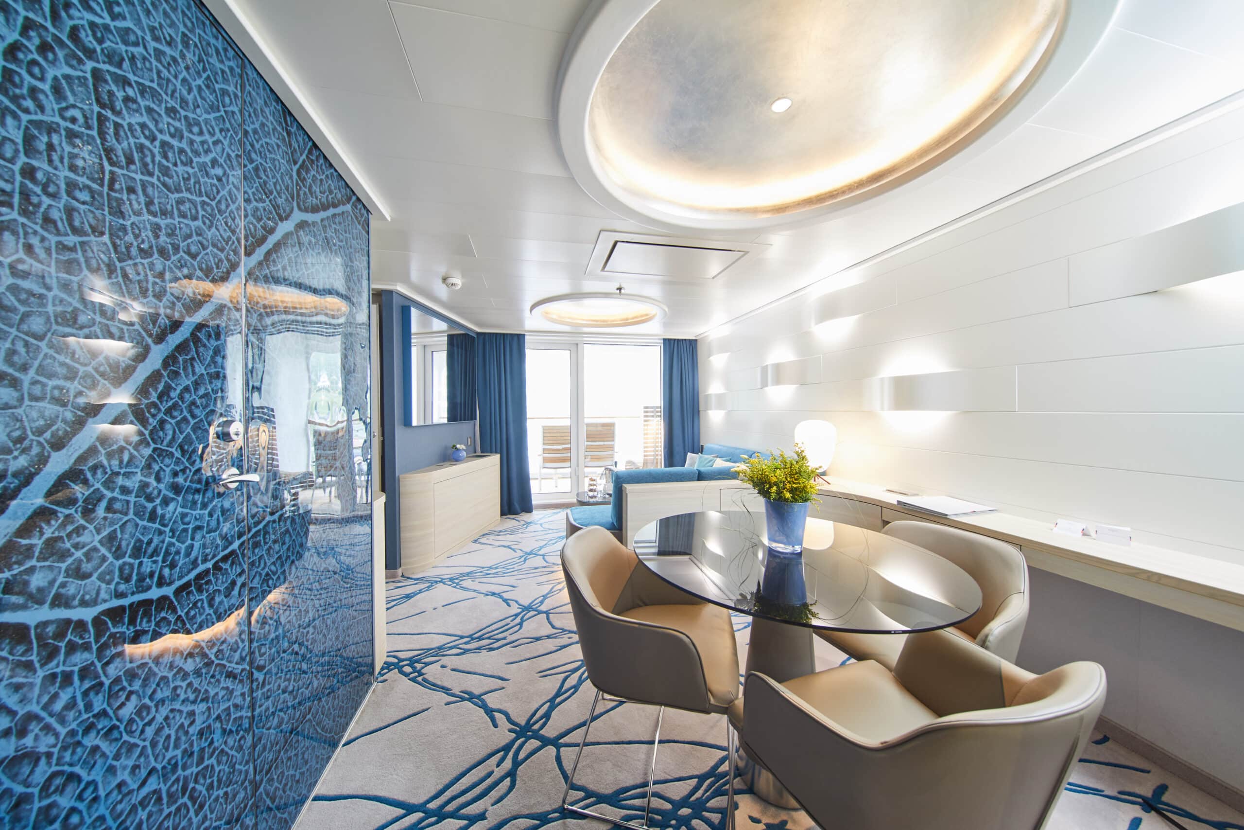 http://Suite%20spacieuse%20de%20croisière%20avec%20salon,%20espace%20repas%20et%20balcon%20vue%20mer