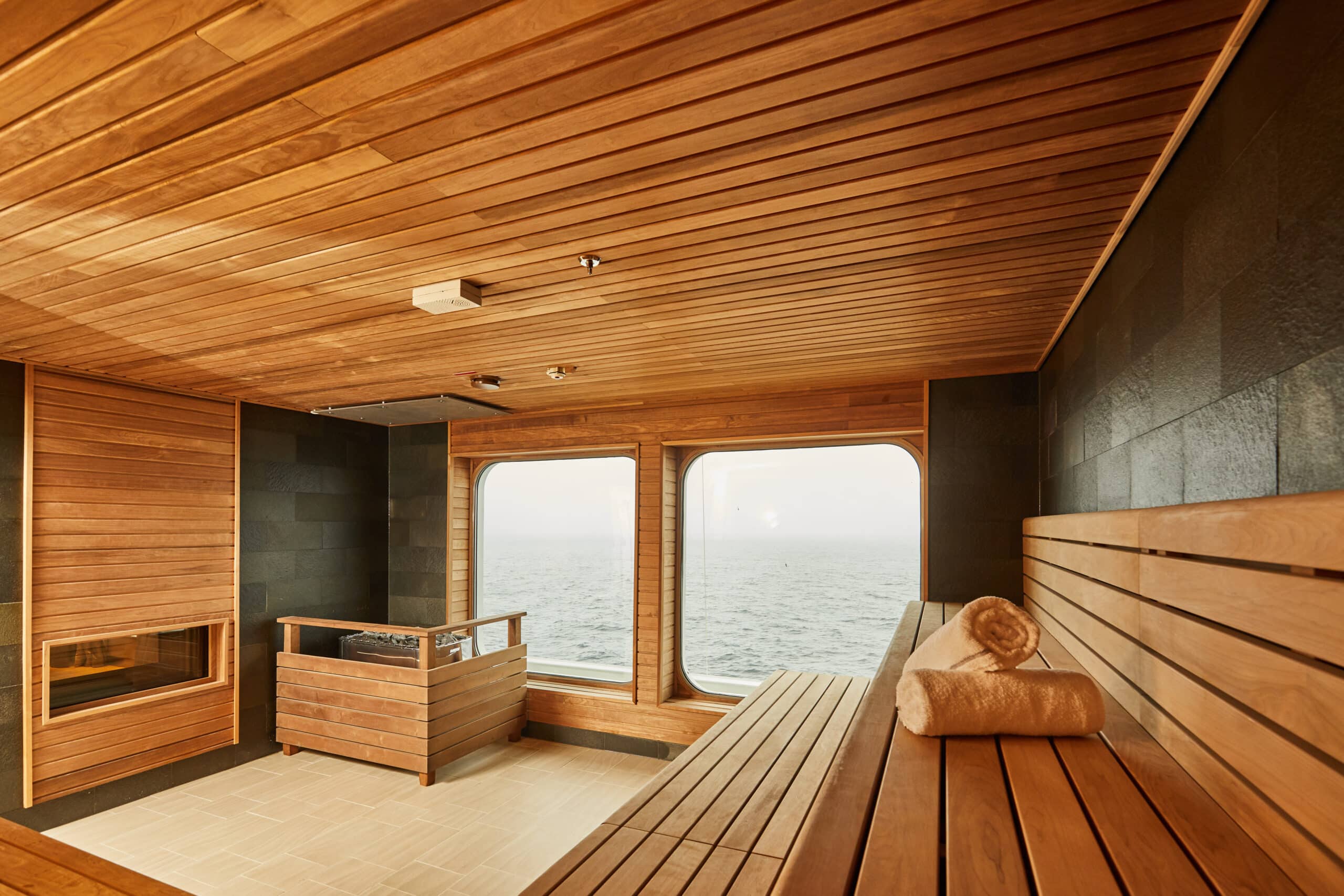 http://auna%20en%20bois%20avec%20grandes%20fenêtres%20offrant%20une%20vue%20sur%20la%20mer%20depuis%20un%20bateau%20de%20croisière