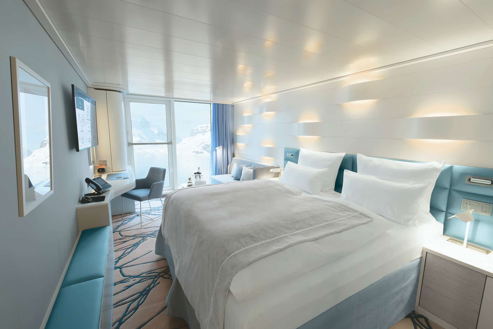 http://Cabine%20moderne%20et%20lumineuse%20de%20bateau%20de%20croisière%20avec%20vue%20panoramique%20sur%20les%20montagnes%20enneigées
