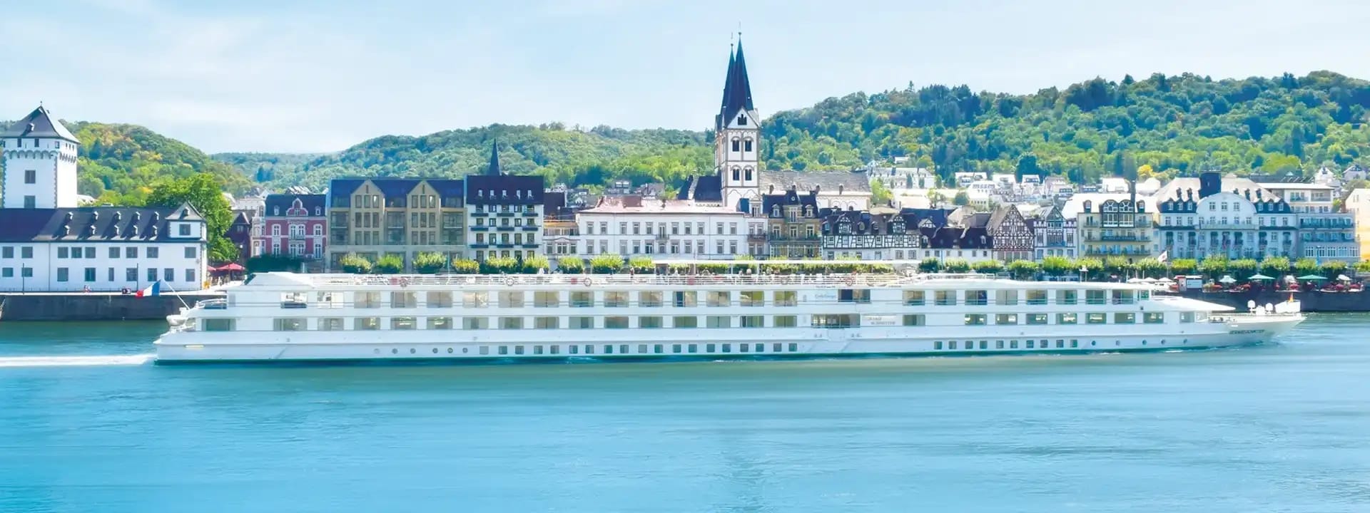 http://Bateau%20de%20croisière%20naviguant%20sur%20le%20Rhin%20devant%20une%20ville%20allemande
