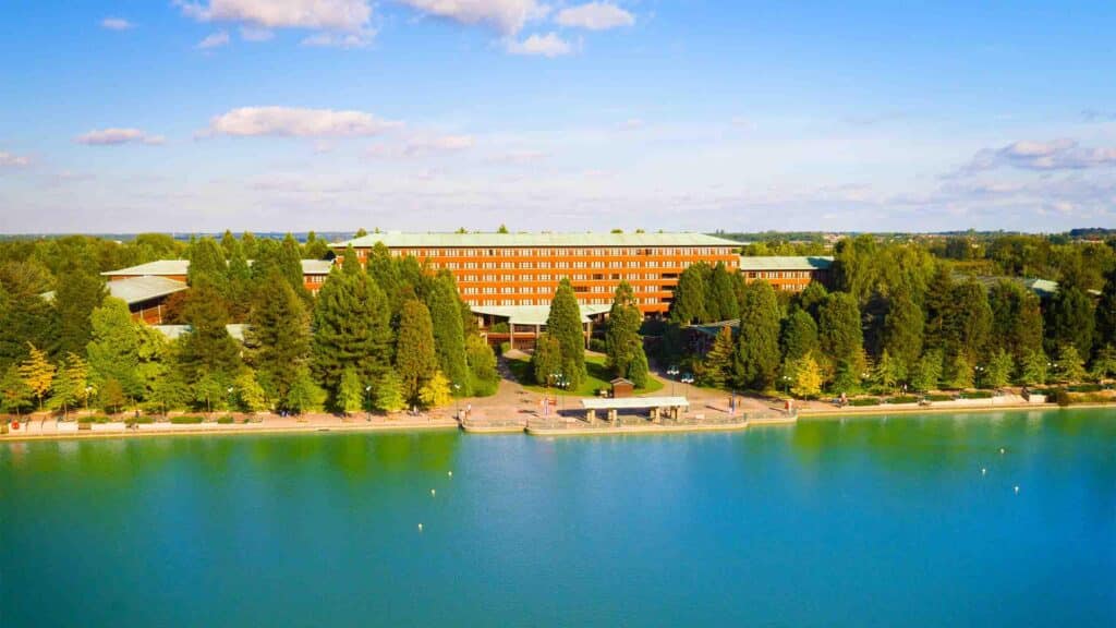 Une vue panoramique du Disney Newport Bay Club à Disneyland Paris.