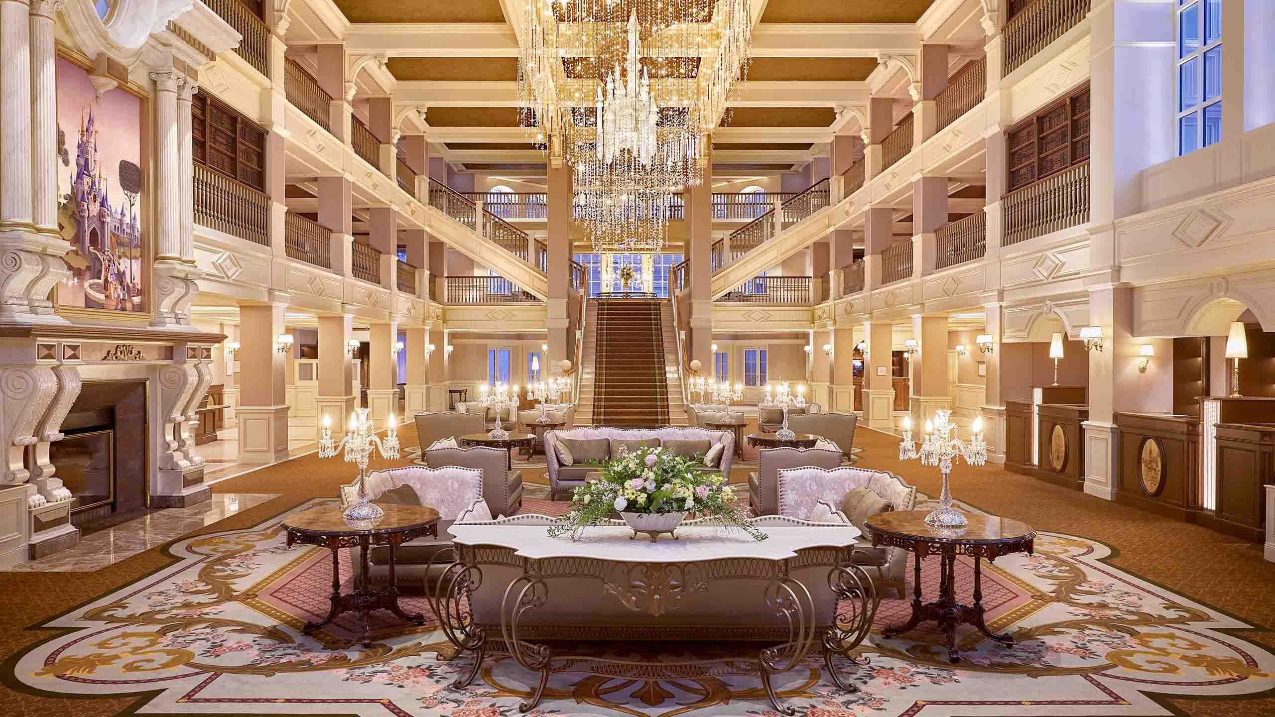 http://Un%20lobby%20raffiné%20inspiré%20des%20grands%20hôtels%20classiques.