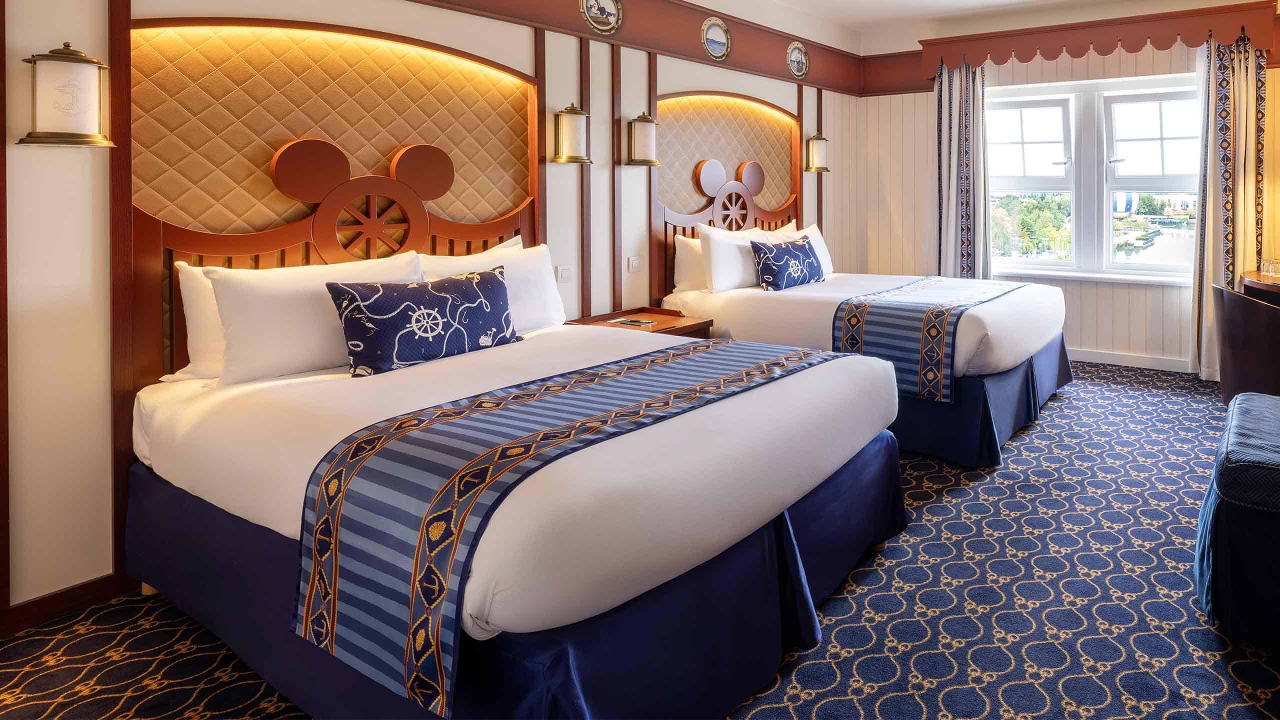 http://Une%20chambre%20spacieuse%20et%20confortable%20au%20style%20marin%20Disney.