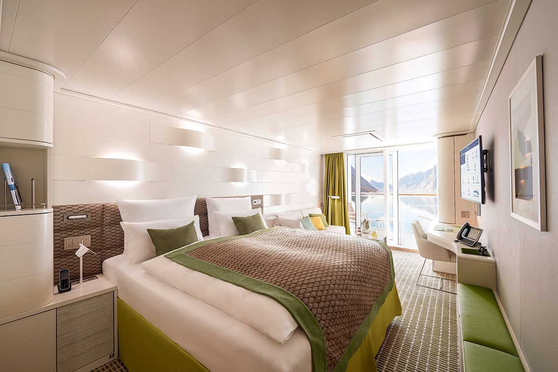 http://Cabine%20élégante%20de%20bateau%20de%20croisière%20avec%20balcon%20et%20vue%20sur%20les%20fjords