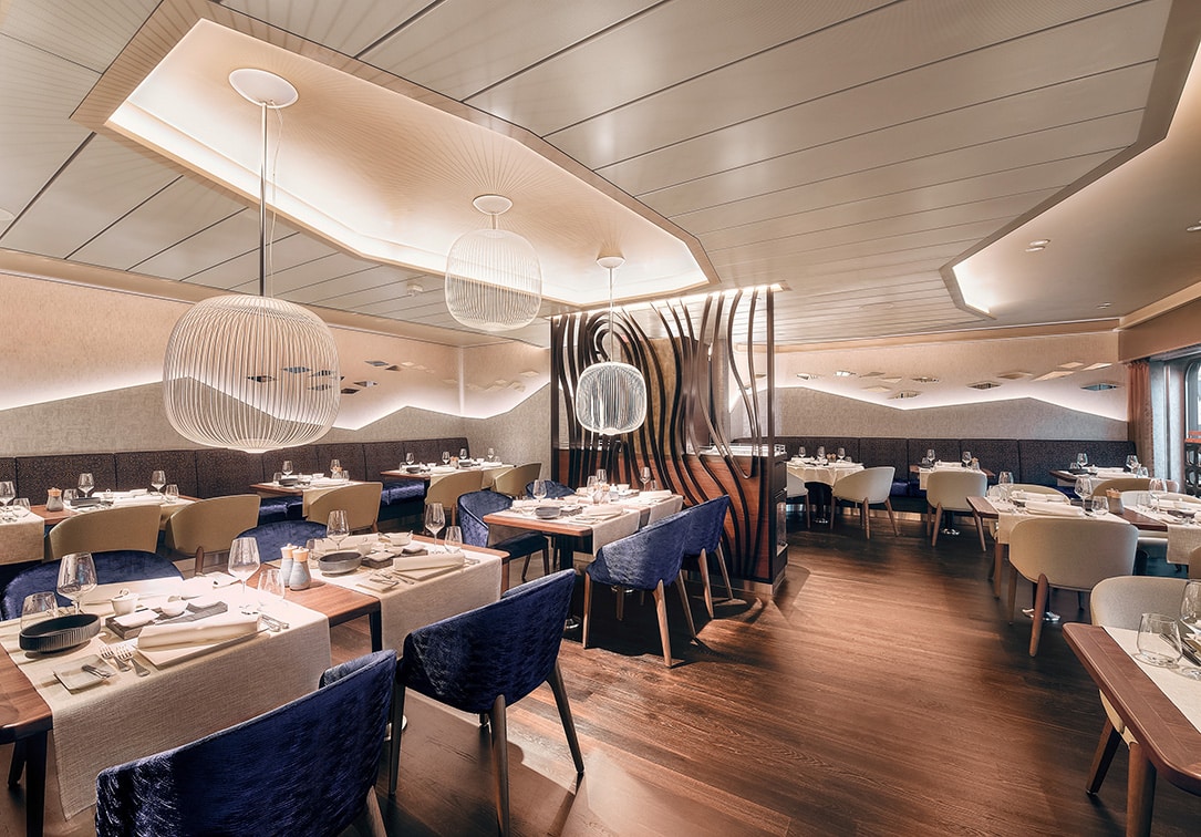 http://Salle%20de%20restaurant%20élégante%20et%20moderne%20à%20bord%20d’un%20navire%20de%20croisière%20haut%20de%20gamme