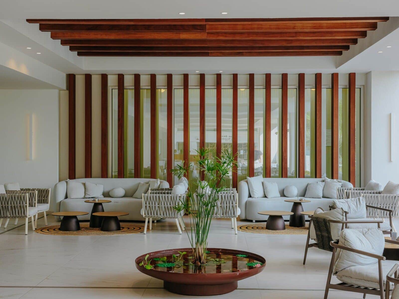 http://Lobby%20d’hôtel%20moderne%20avec%20mobilier%20design,%20bois%20et%20espace%20lounge%20élégant