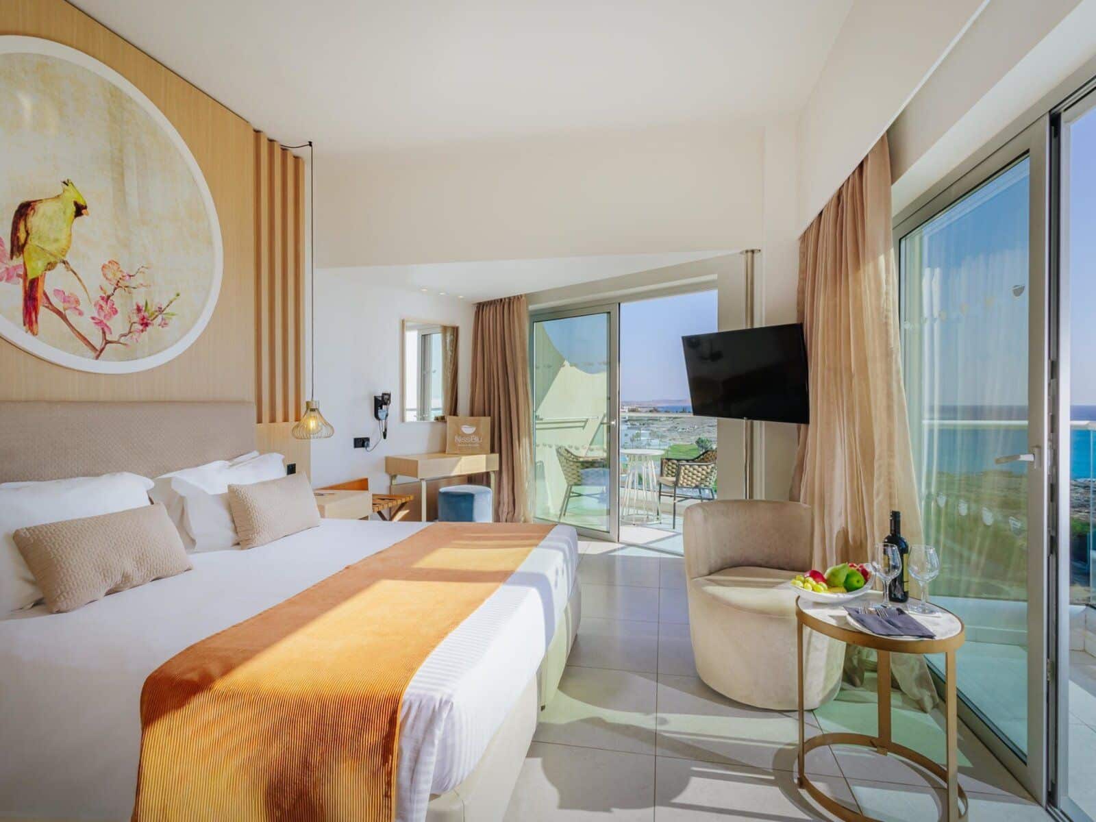 http://Chambre%20d’hôtel%20moderne%20avec%20lit%20double,%20balcon%20et%20vue%20sur%20la%20mer
