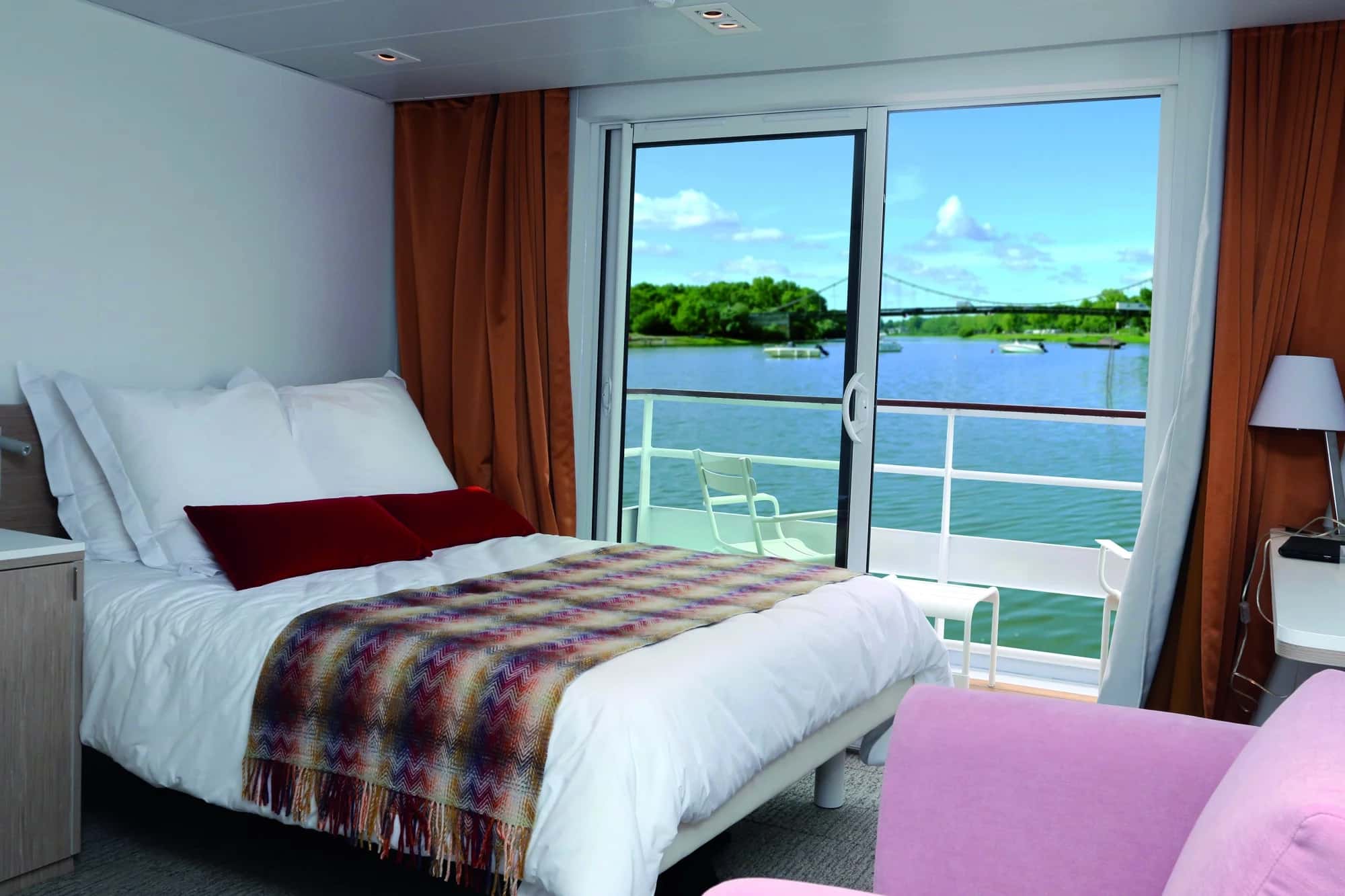http://Cabine%20moderne%20avec%20balcon%20et%20vue%20sur%20le%20fleuve%20lors%20d’une%20croisière%20en%20Europe