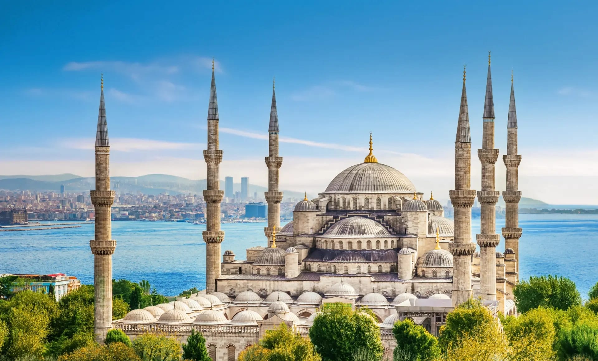 http://Vue%20panoramique%20de%20la%20Mosquée%20Bleue%20à%20Istanbul%20avec%20ses%20minarets%20et%20le%20Bosphore%20en%20arrière-plan