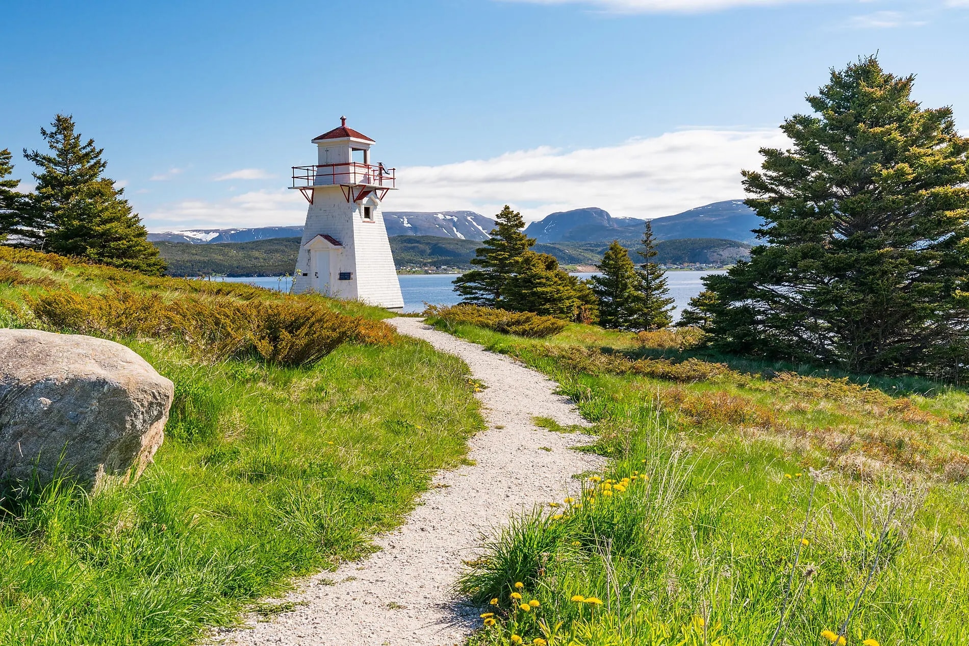 http://Un%20phare%20isolé%20dans%20les%20paysages%20naturels%20du%20Groenland.