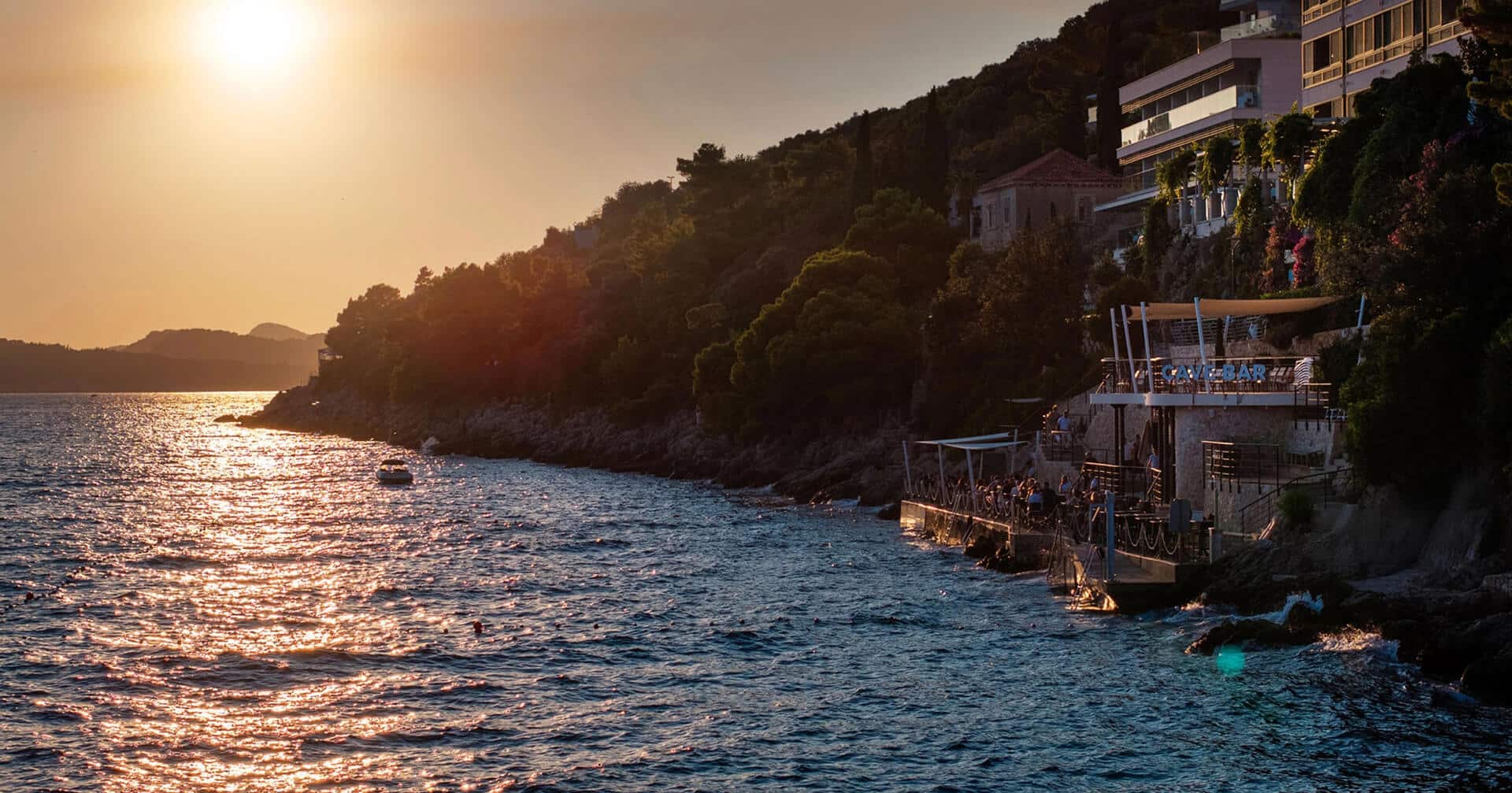 http://Coucher%20de%20soleil%20sur%20la%20mer%20Adriatique%20avec%20bar%20en%20terrasse%20en%20bord%20de%20falaise