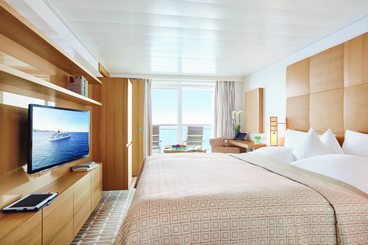 http://Cabine%20lumineuse%20de%20bateau%20de%20croisière%20avec%20grand%20lit,%20télévision%20et%20balcon%20vue%20mer