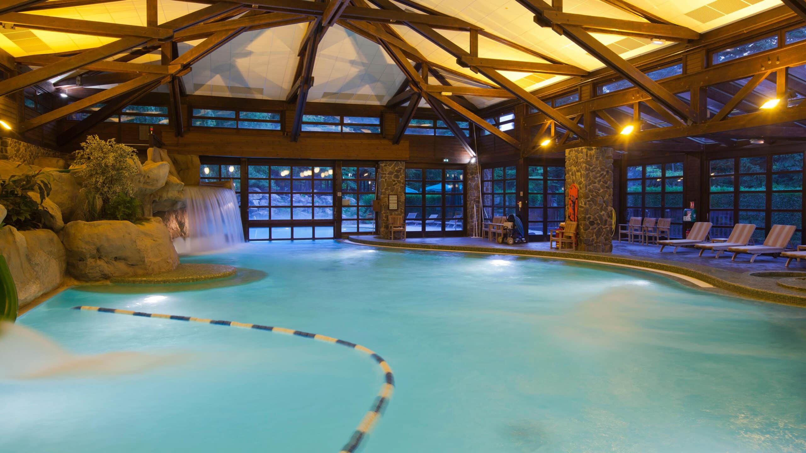 http://Un%20espace%20aquatique%20chaleureux%20inspiré%20des%20lodges%20américains.