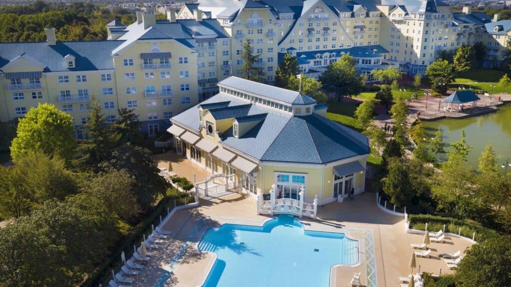 La piscine extérieure du Disney Newport Bay Club dans un cadre élégant et verdoyant.