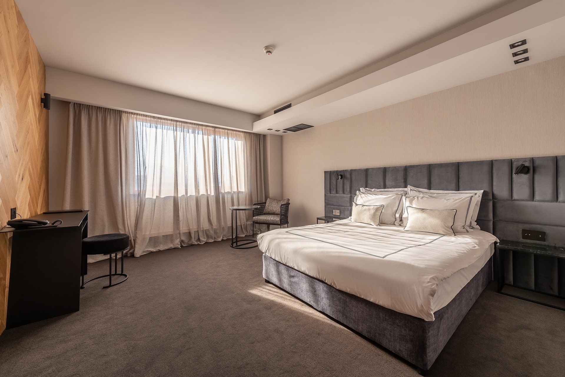 http://Chambre%20d’hôtel%20moderne%20et%20lumineuse%20avec%20grand%20lit%20double%20à%20Sofia