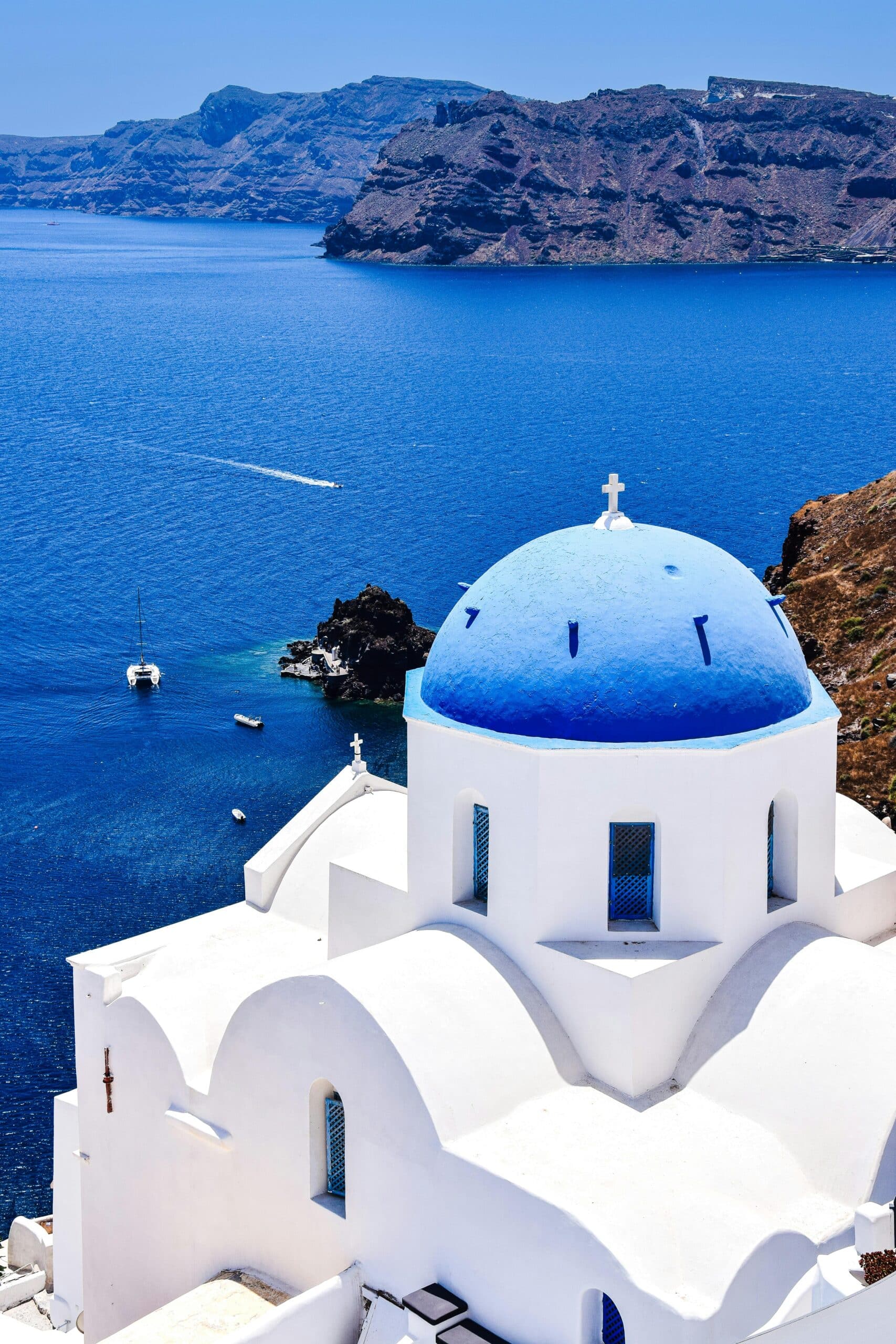 http://Église%20blanche%20au%20dôme%20bleu%20dominant%20la%20mer%20Égée%20à%20Santorin%20en%20Grèce