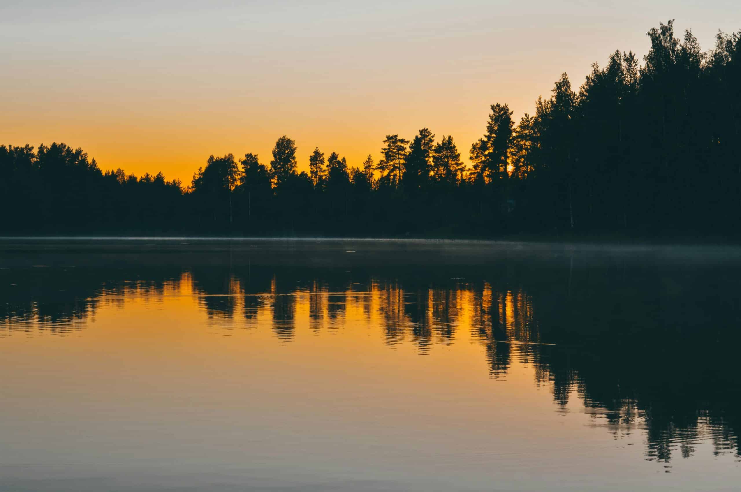 http://Coucher%20de%20soleil%20apaisant%20sur%20un%20lac%20entouré%20de%20forêt.