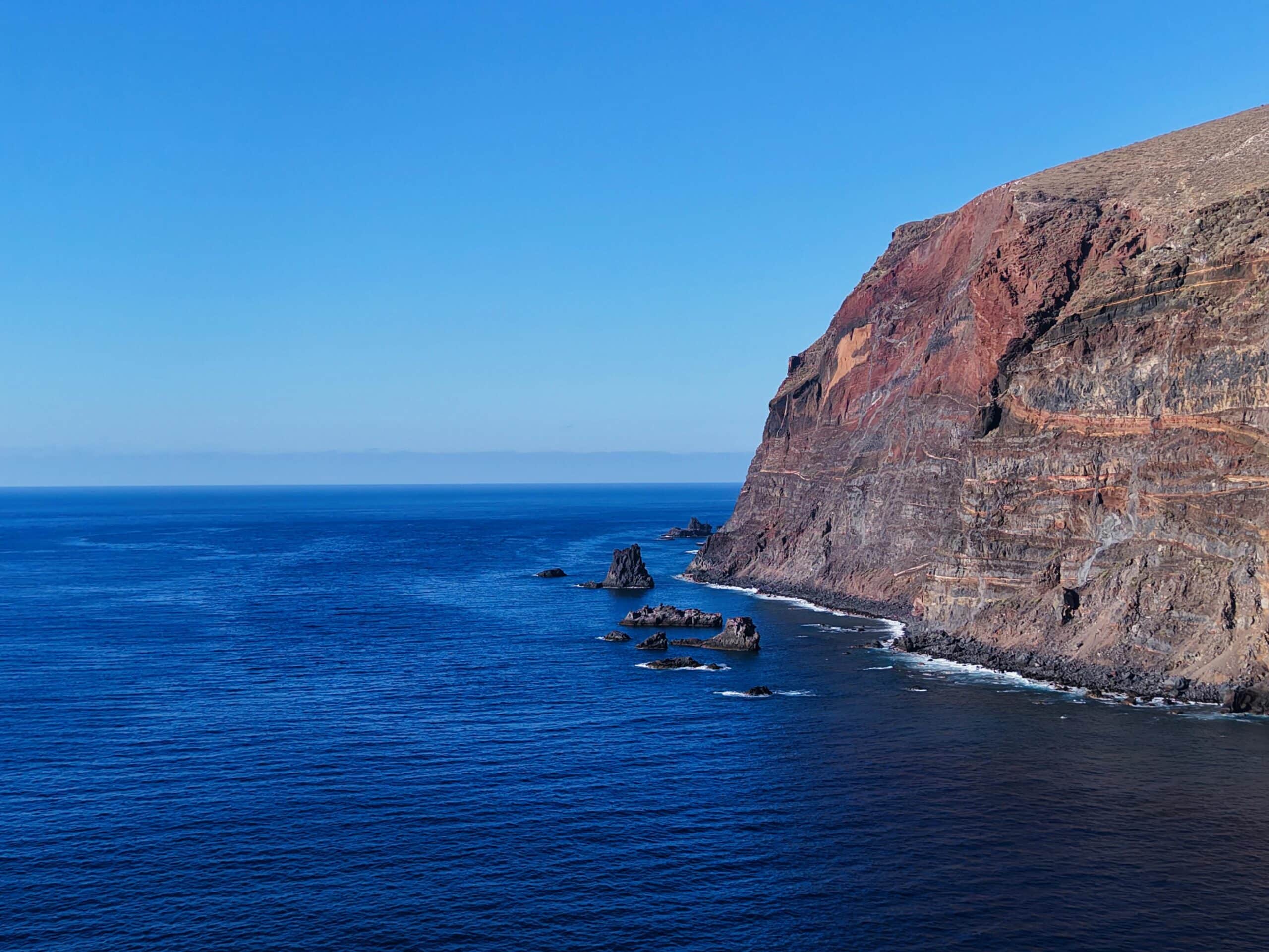 http://Falaises%20volcaniques%20abruptes%20plongeant%20dans%20l’océan%20bleu%20profond