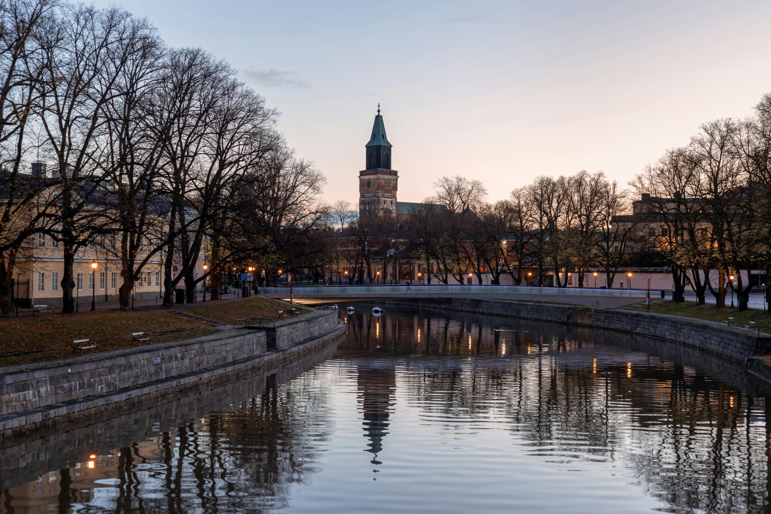 http://Cathédrale%20de%20Turku%20éclairée%20au%20crépuscule%20avec%20reflet%20dans%20la%20rivière%20en%20Finlande