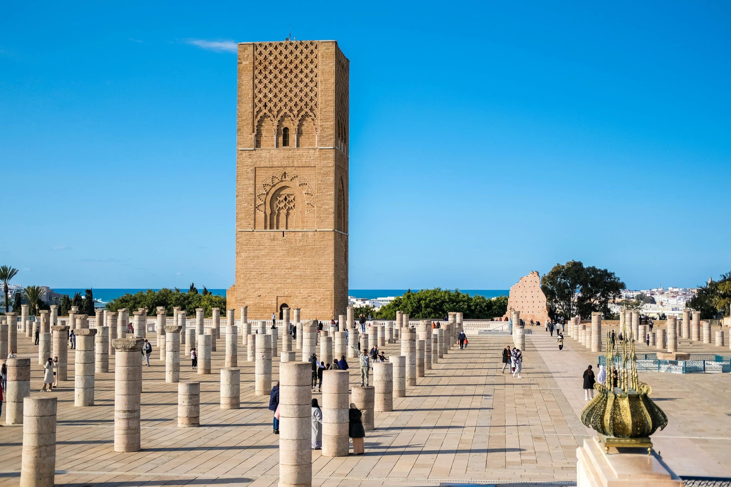 http://Tour%20Hassan%20à%20Rabat%20entourée%20de%20colonnes%20historiques%20et%20visiteurs
