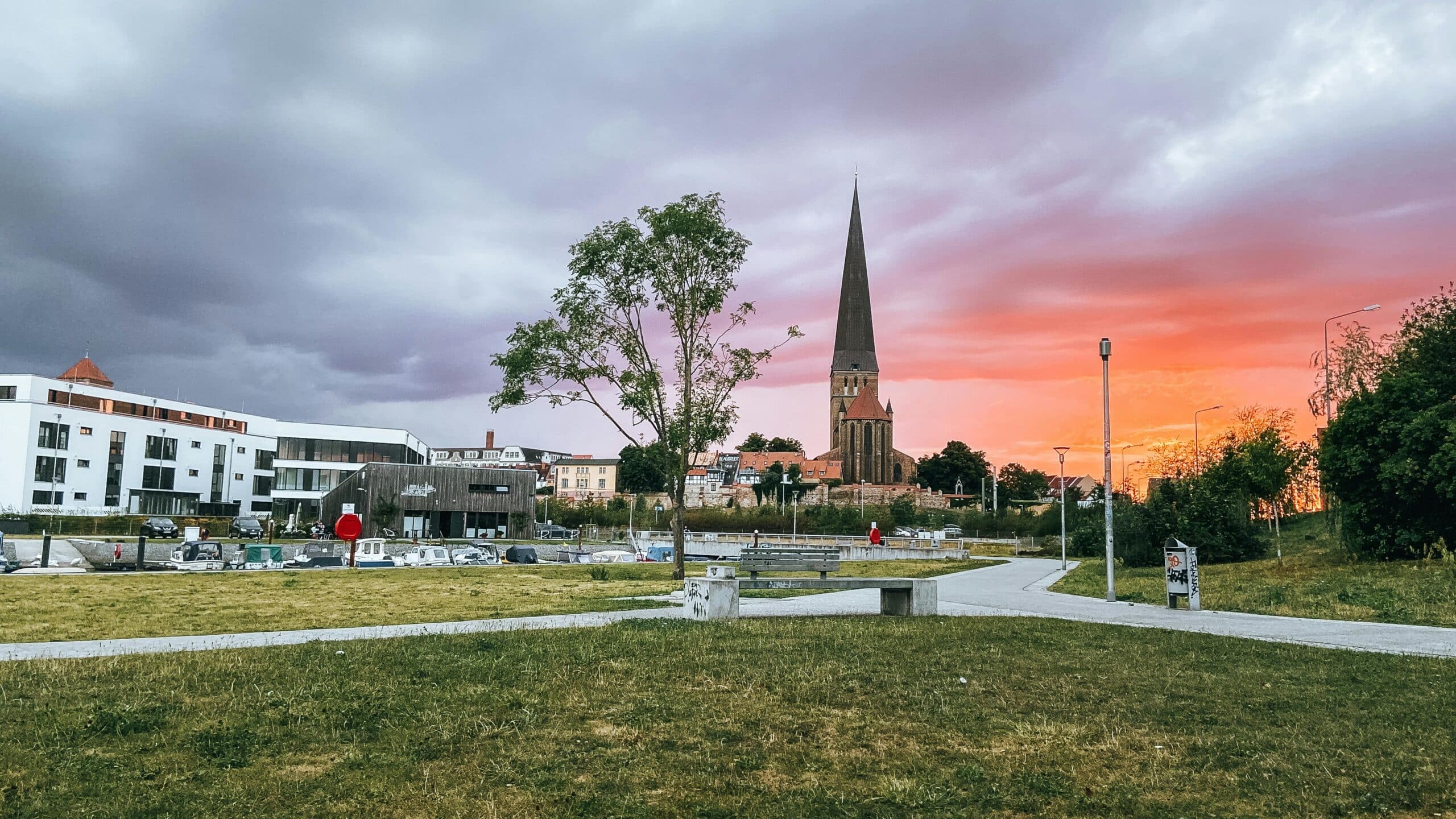 http://Église%20historique%20de%20Rostock%20sous%20un%20ciel%20coloré%20au%20coucher%20du%20soleil