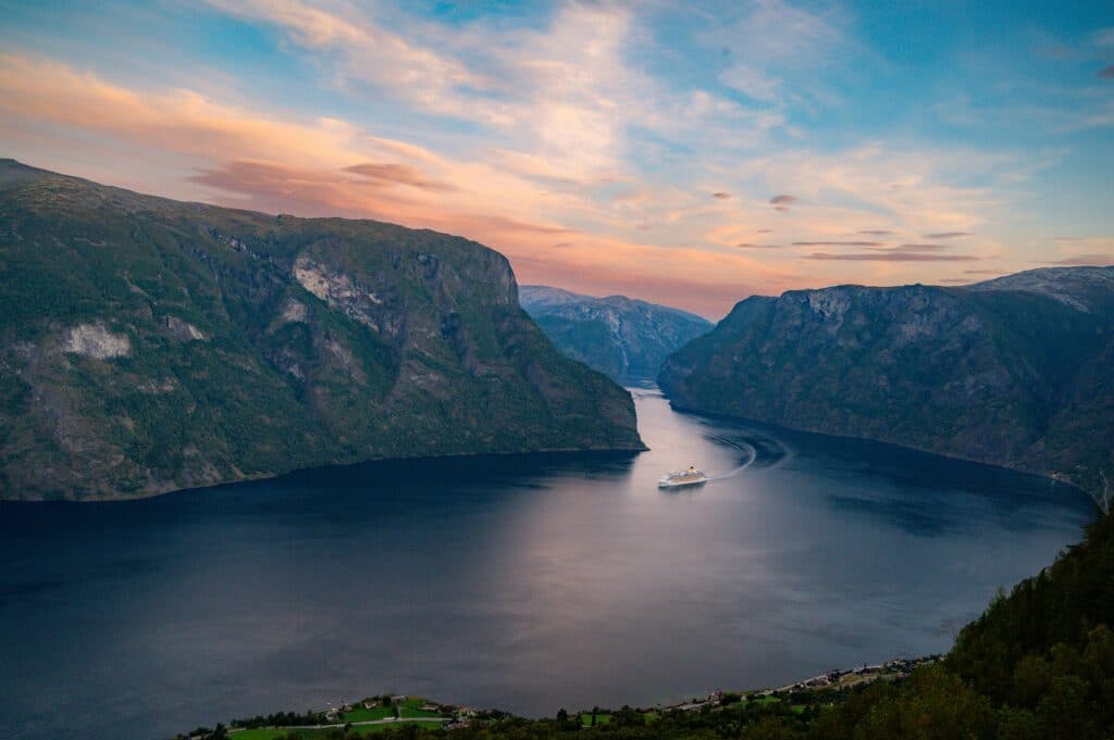 Une croisière spectaculaire dans un décor naturel grandiose.
