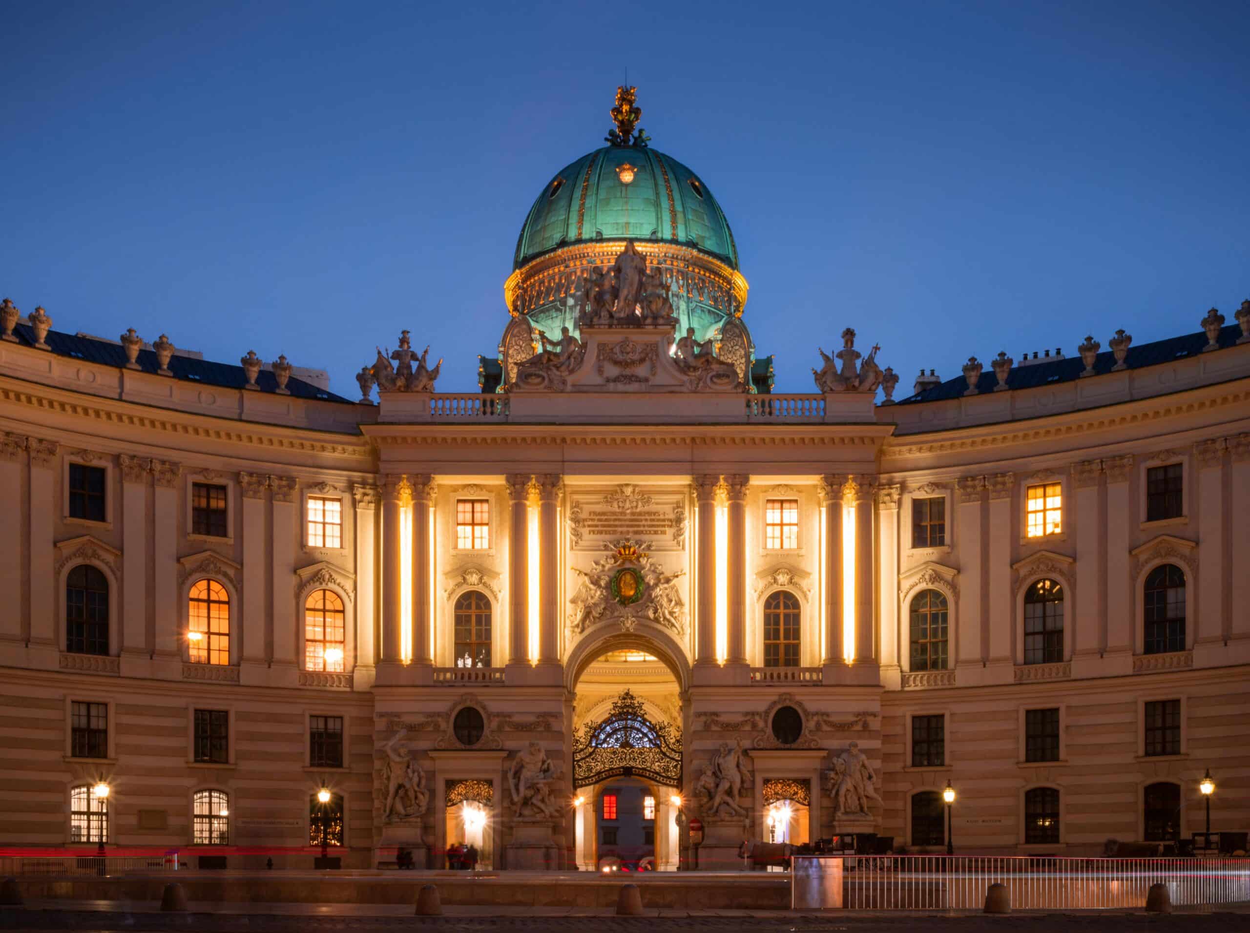 http://Palais%20Hofburg%20éclairé%20de%20nuit%20dans%20le%20centre%20historique%20de%20Vienne