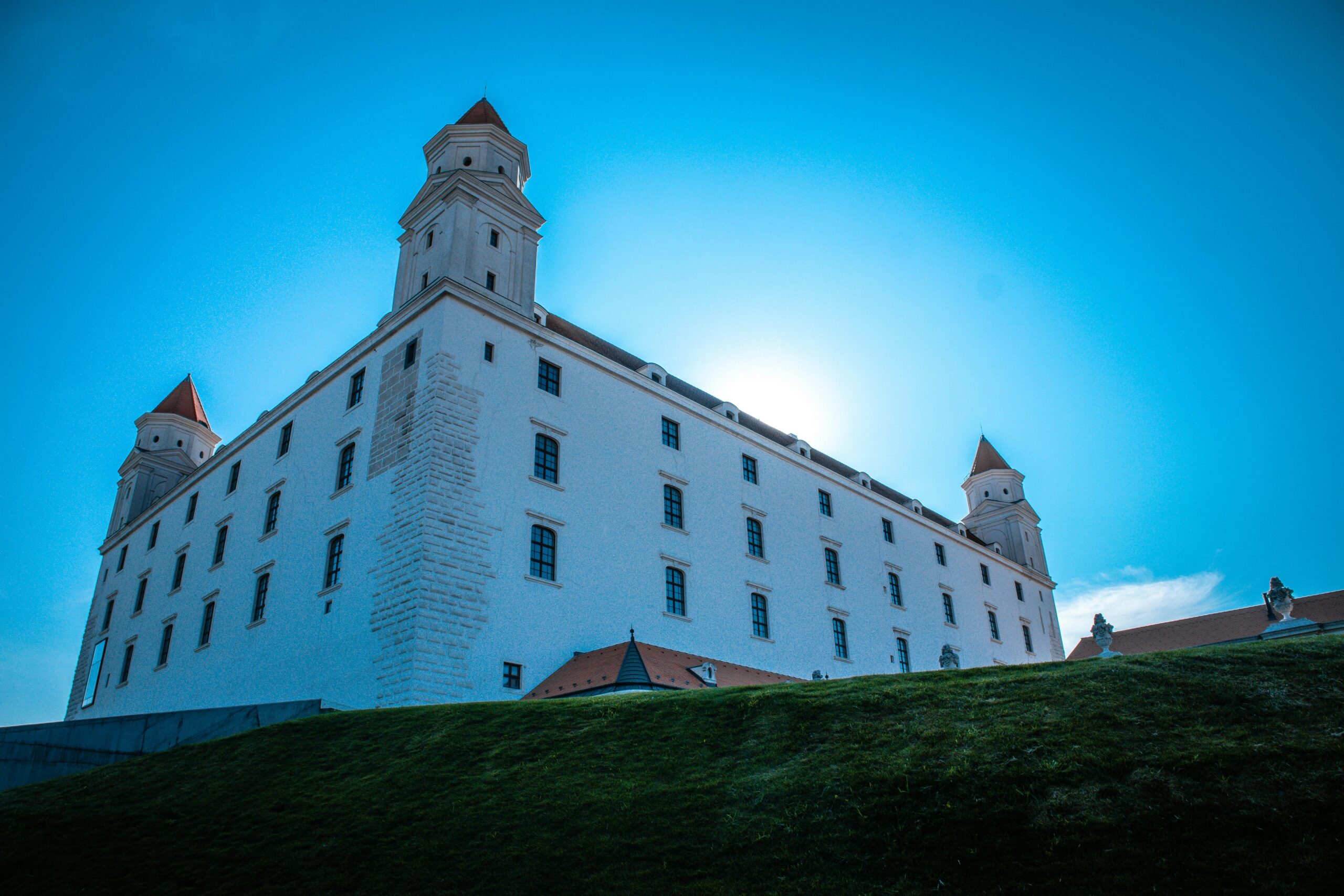 http://Château%20de%20Bratislava%20dominant%20la%20ville%20sous%20un%20ciel%20bleu