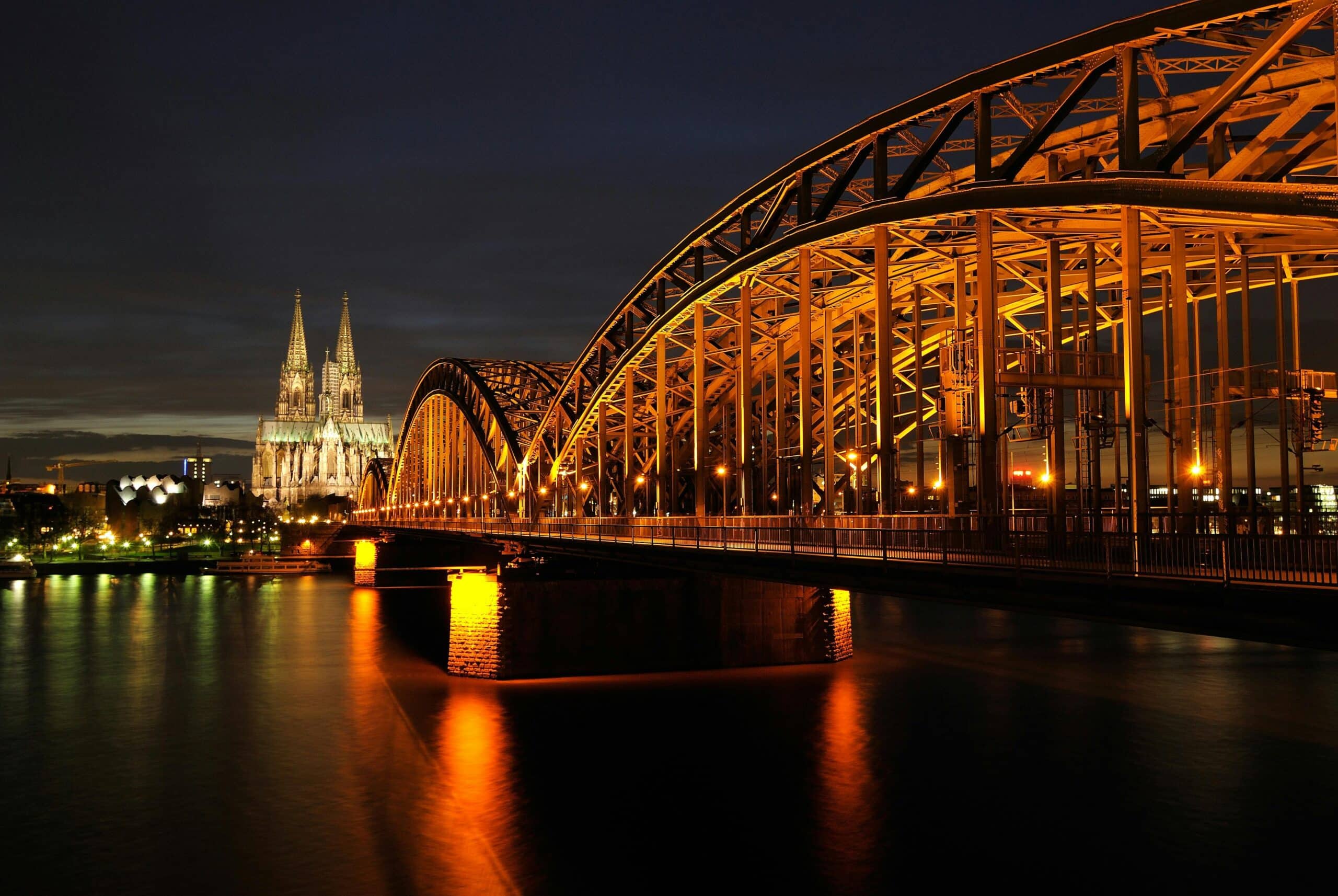 http://Pont%20Hohenzollern%20illuminé%20avec%20la%20cathédrale%20de%20Cologne%20en%20arrière-plan