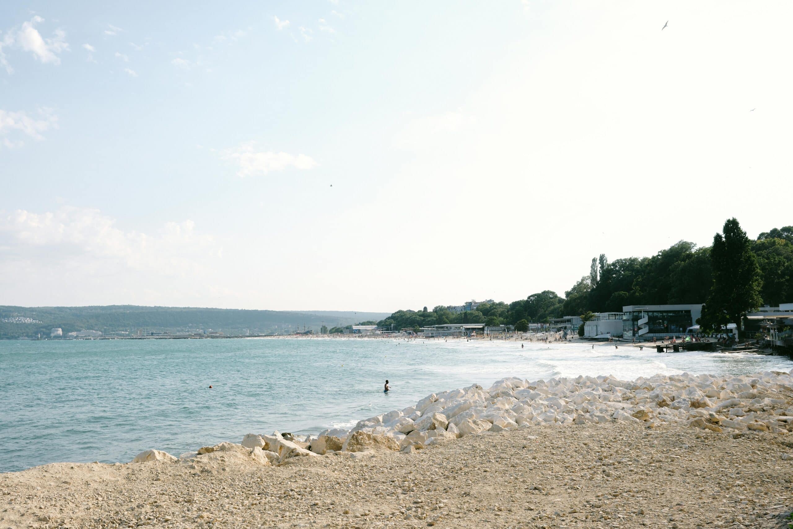 http://Vue%20sur%20une%20plage%20rocheuse%20et%20la%20côte%20de%20la%20mer%20Noire%20en%20Bulgarie