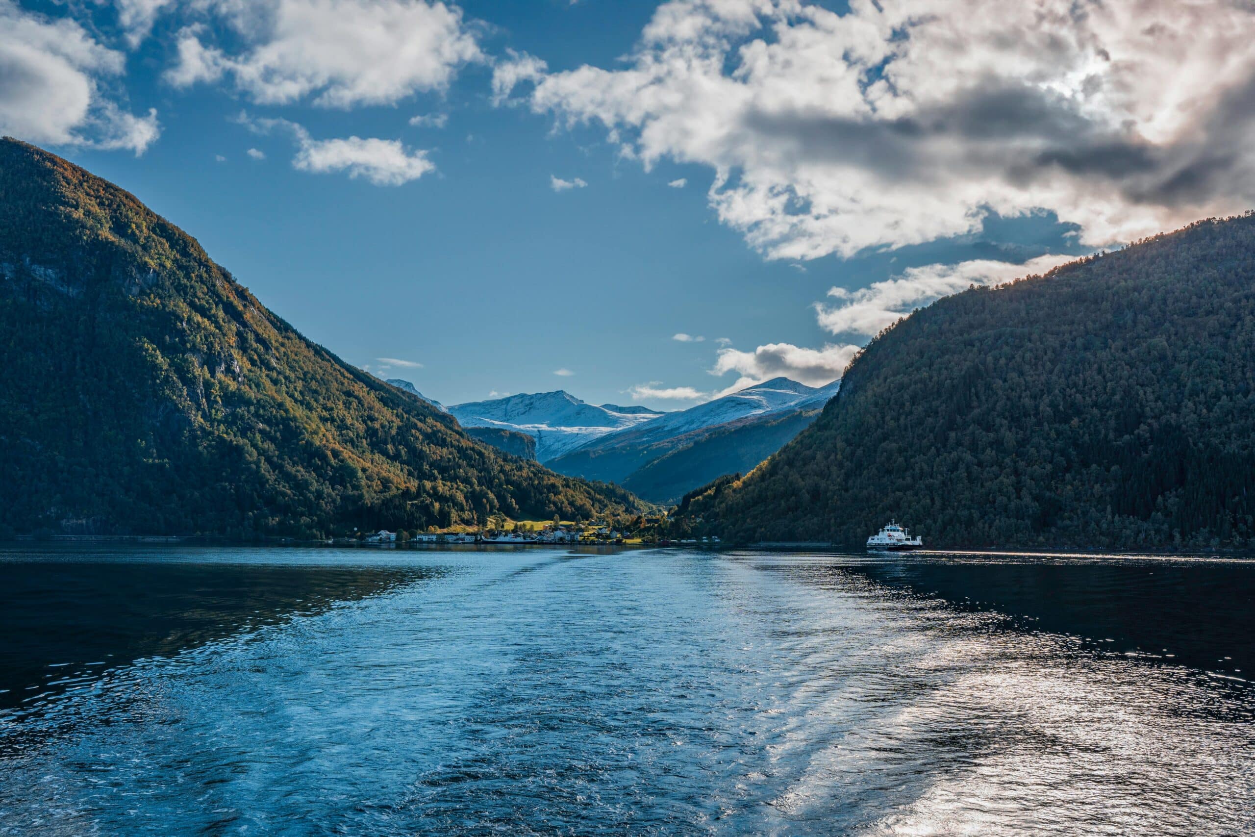 http://Fjord%20en%20Norvège%20avec%20montagnes%20verdoyantes,%20lac%20calme%20et%20bateau%20au%20loin