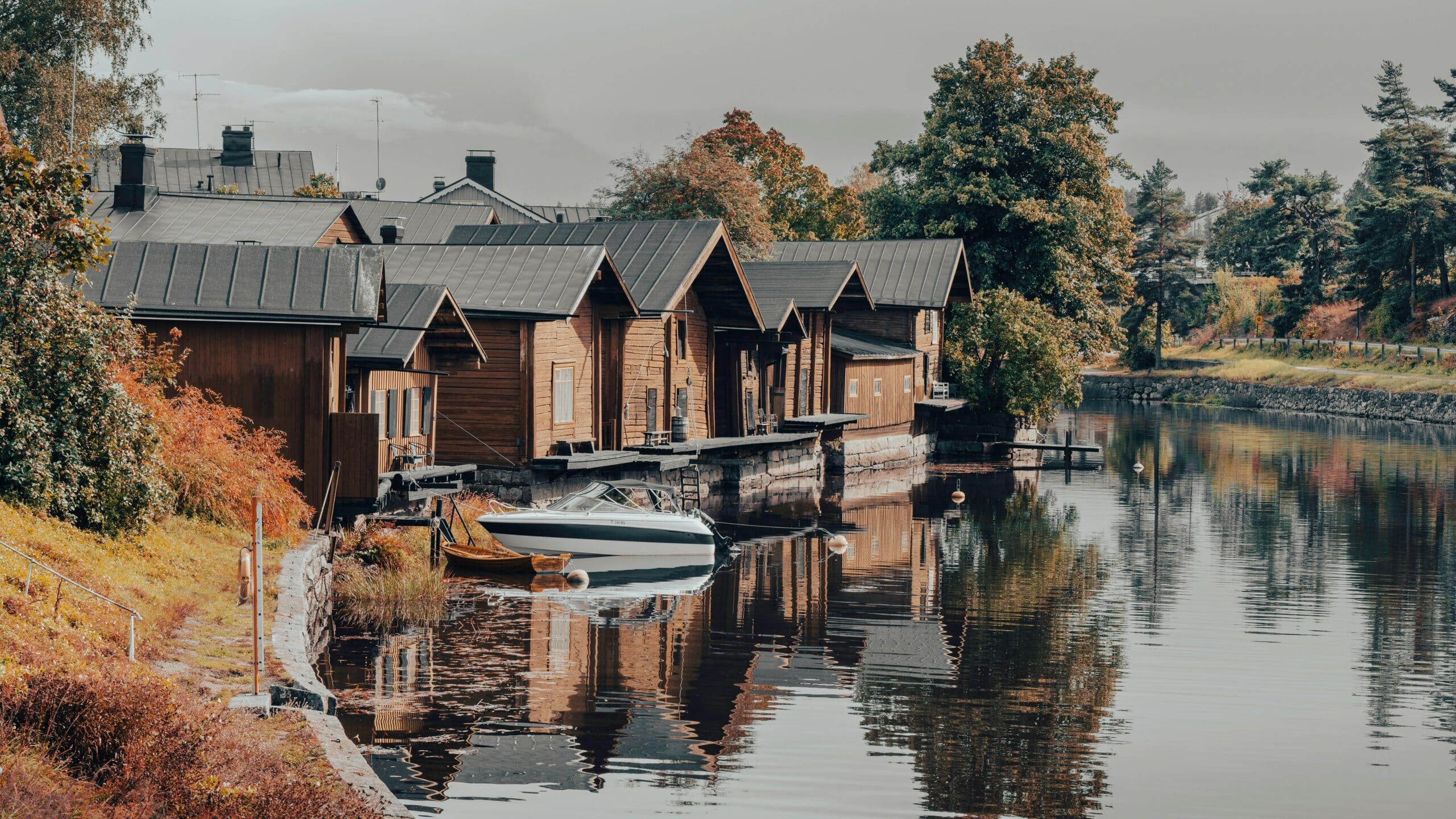 http://Maisons%20en%20bois%20traditionnelles%20au%20bord%20de%20l’eau%20avec%20paysage%20automnal%20en%20Finlande