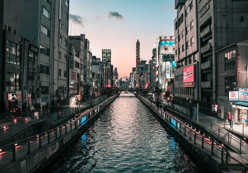 Le quartier animé de Dotonbori au cœur d’Osaka.