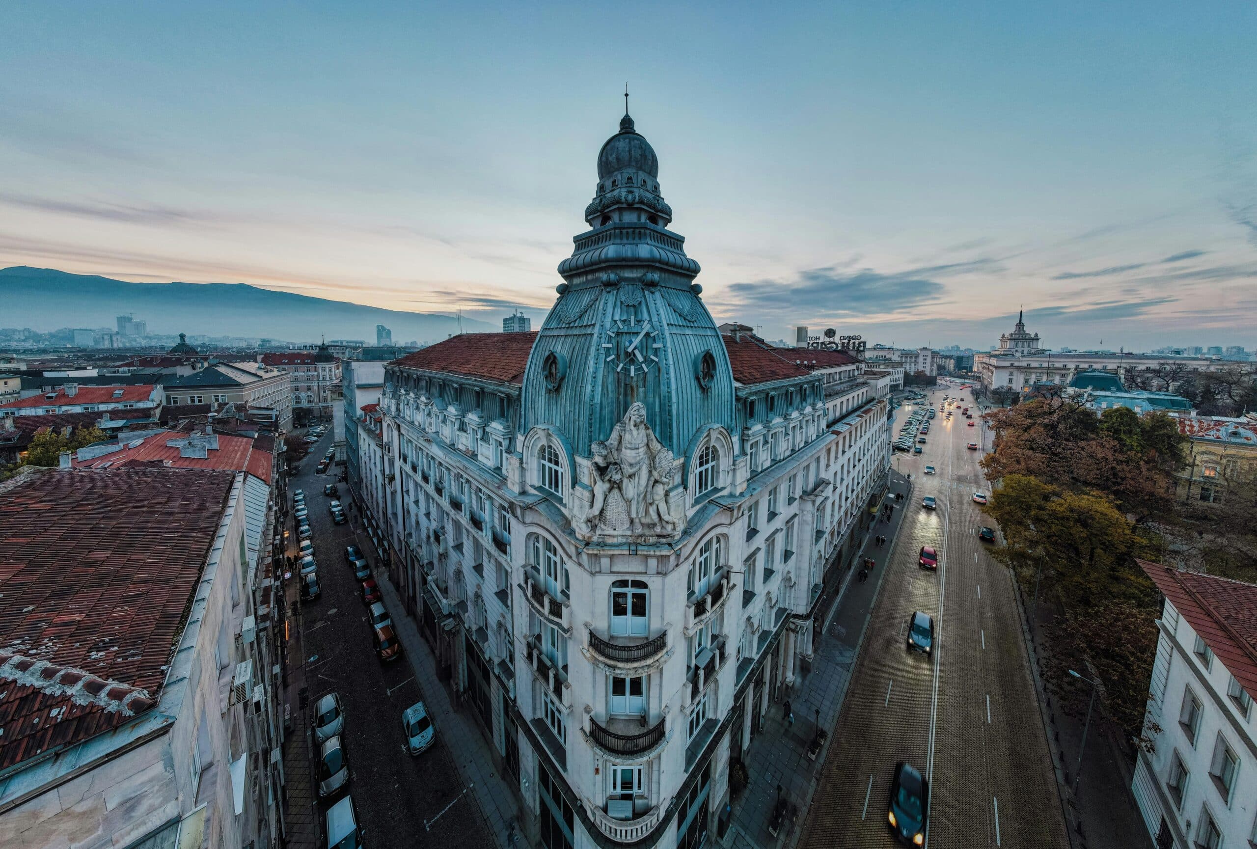 http://Vue%20aérienne%20d’un%20bâtiment%20historique%20au%20centre-ville%20de%20Sofia