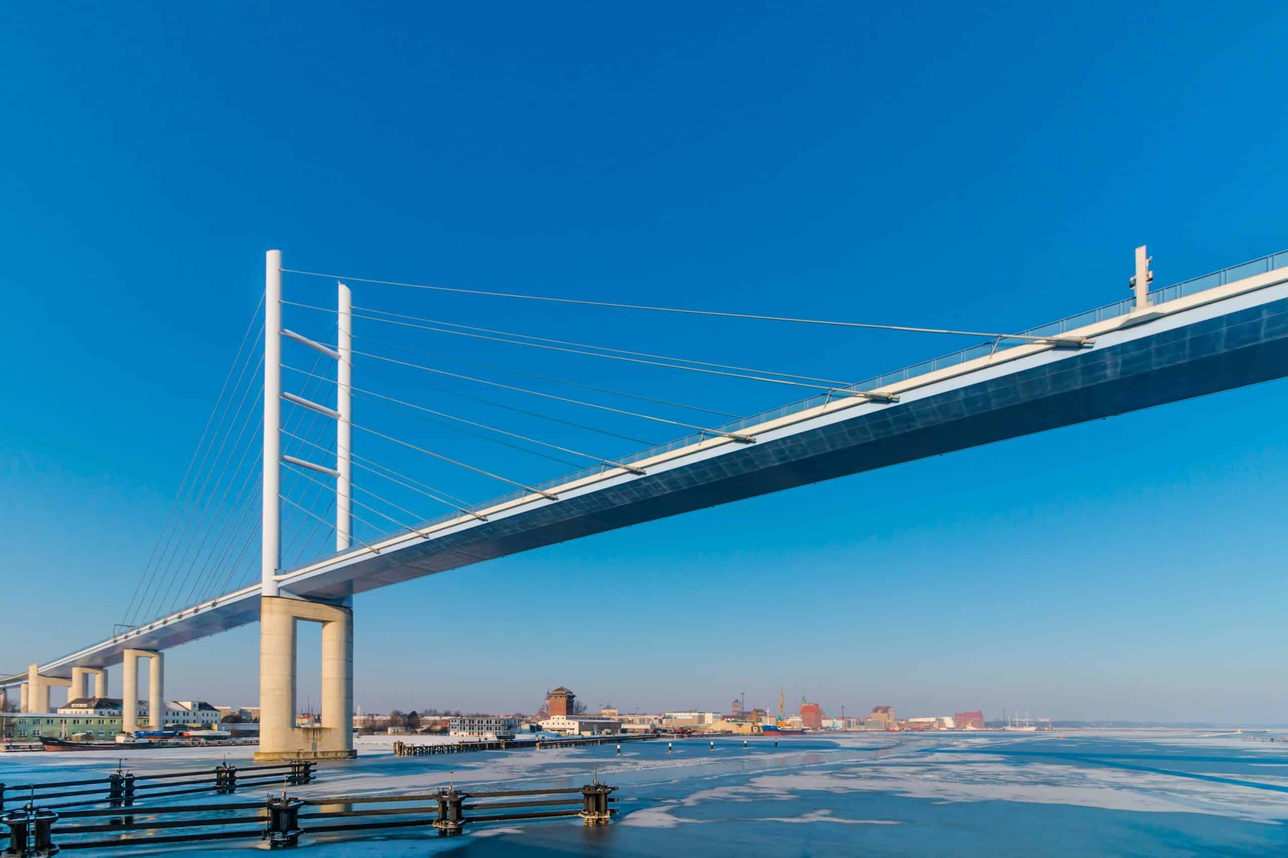http://Grand%20pont%20moderne%20reliant%20l’île%20de%20Rügen%20au%20continent%20allemand
