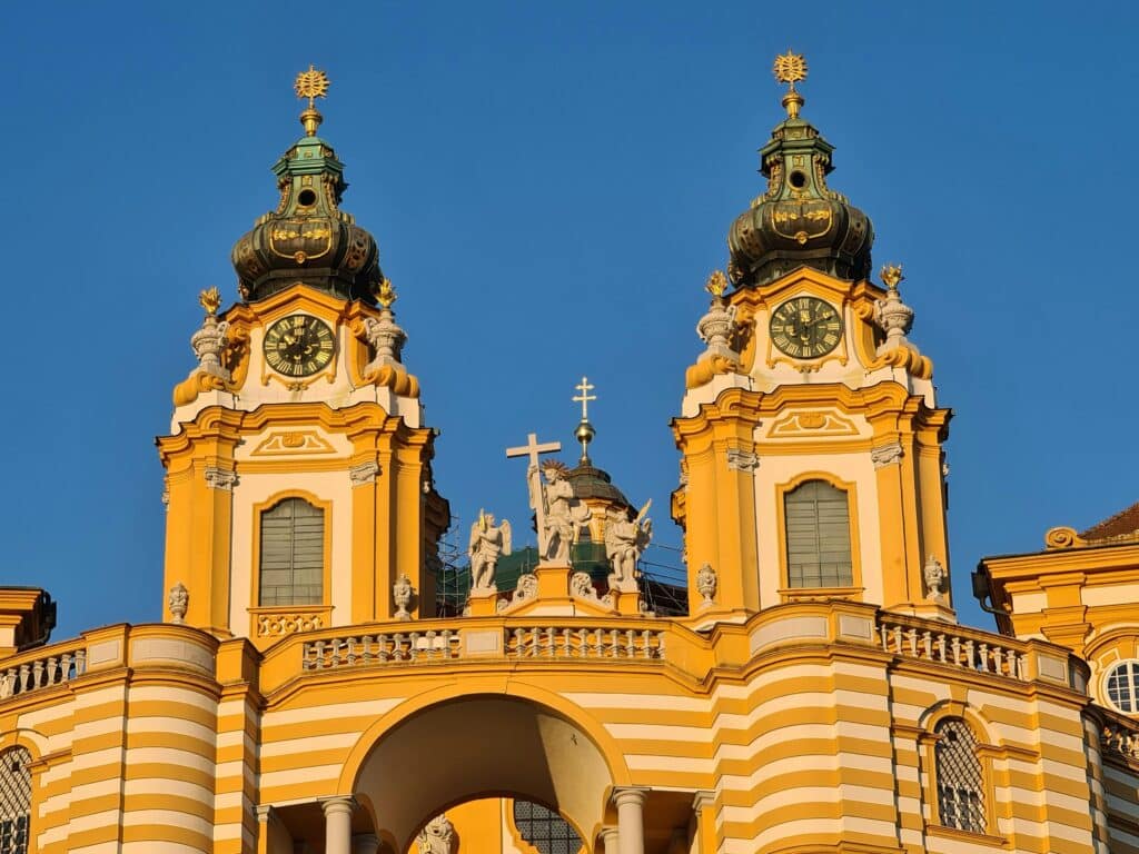 Façade baroque de l’abbaye de Melk sous un ciel bleu en Autriche