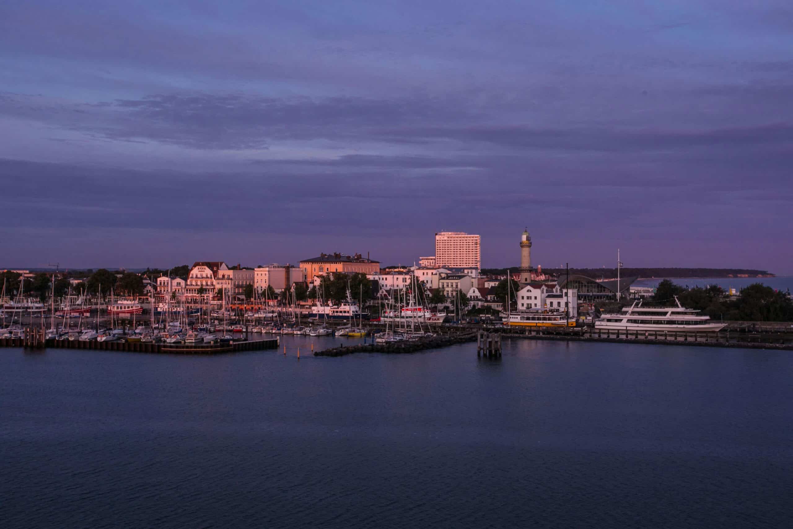 http://Vue%20du%20port%20de%20Rostock%20en%20Allemagne%20au%20coucher%20du%20soleil