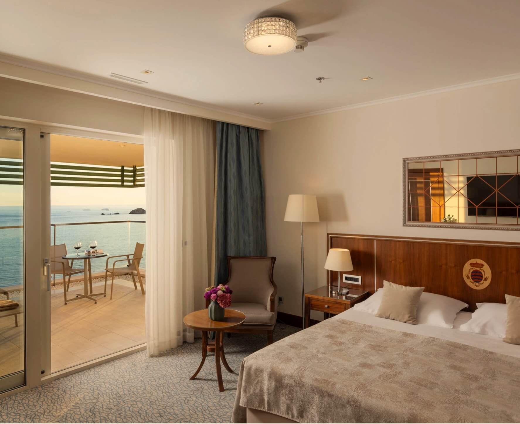 http://Chambre%20d’hôtel%20moderne%20avec%20balcon%20donnant%20sur%20la%20mer
