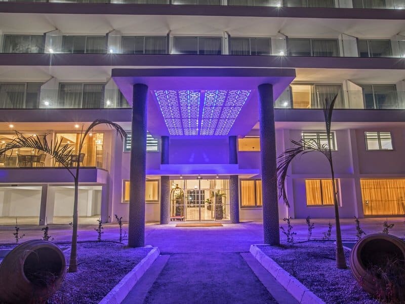http://Entrée%20d’hôtel%20contemporaine%20avec%20colonnes%20et%20éclairage%20violet%20moderne