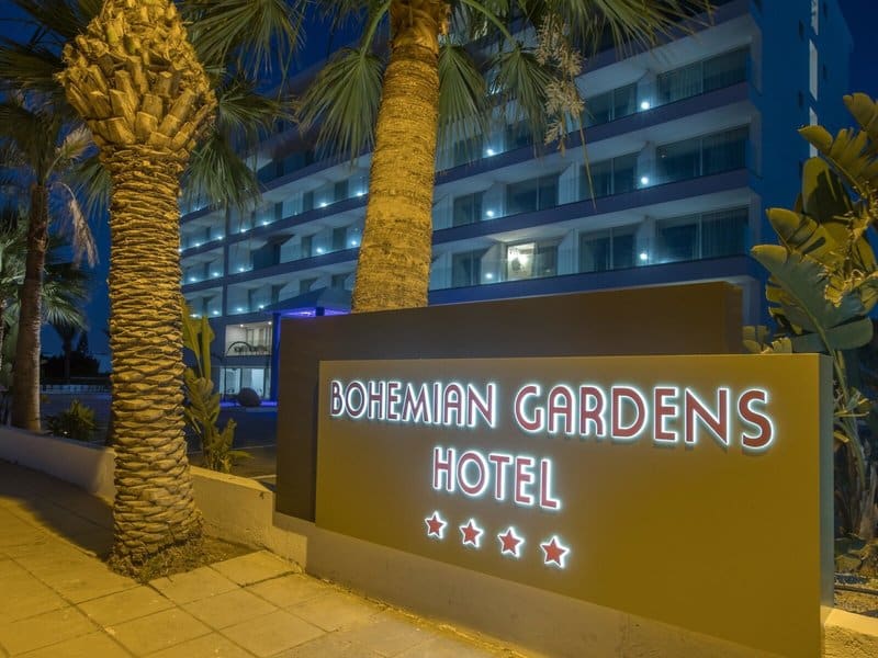http://L’entrée%20élégante%20du%20Bohemian%20Gardens%20Hotel%20en%20soirée.