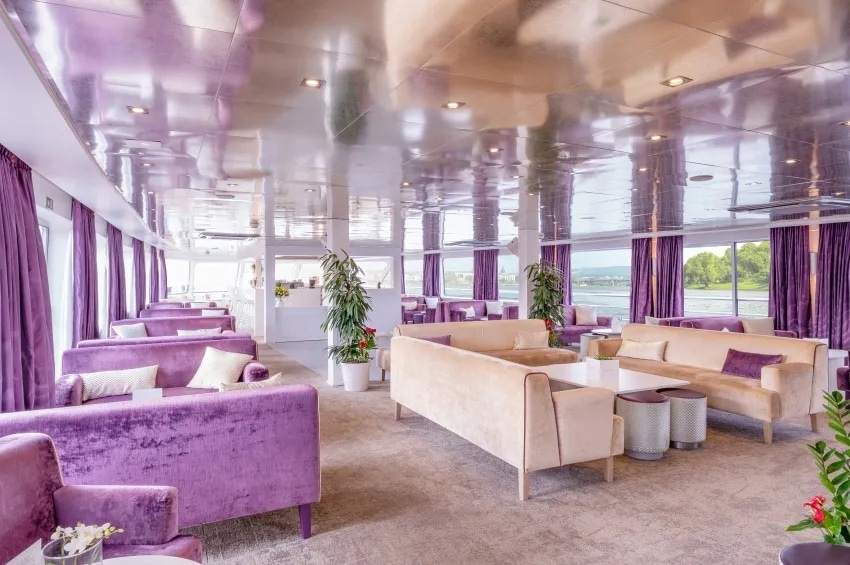 http://Espace%20détente%20élégant%20à%20bord%20d’une%20croisière%20sur%20le%20Rhin.