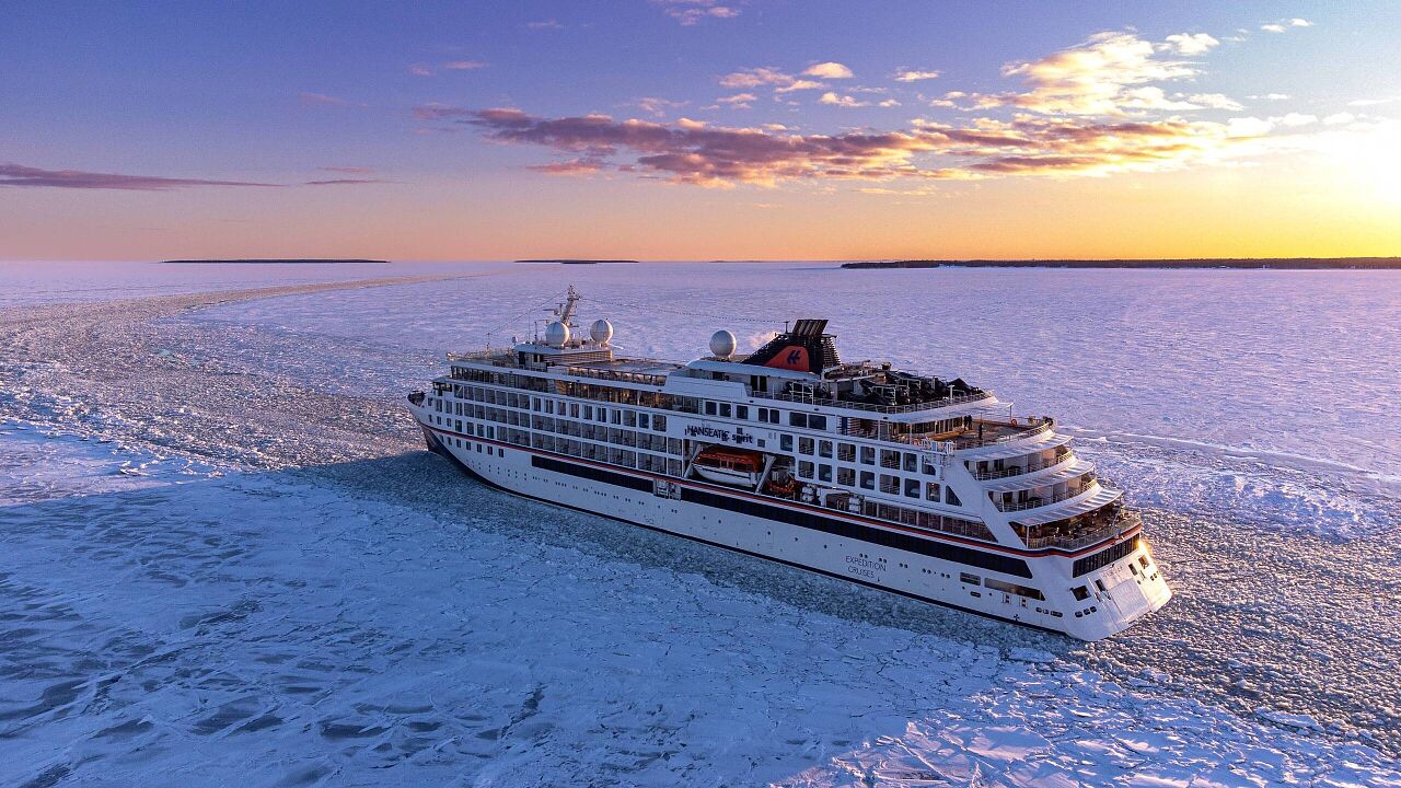http://Bateau%20de%20croisière%20naviguant%20au%20milieu%20des%20glaces%20dans%20les%20paysages%20arctiques