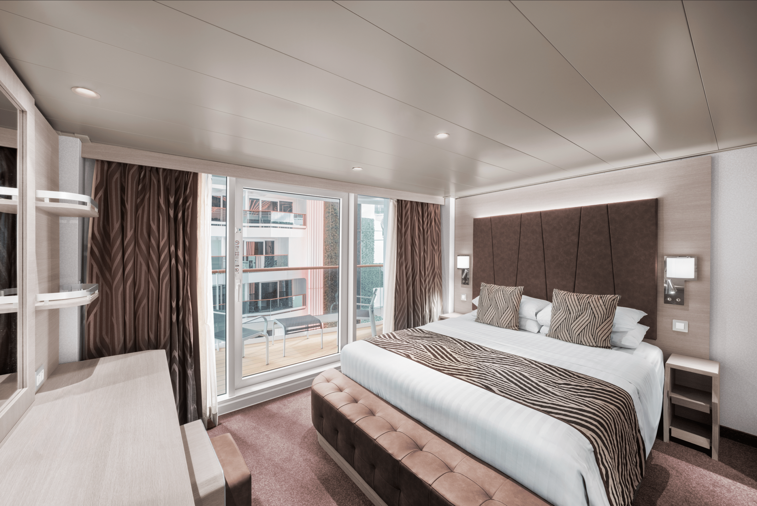 http://Cabine%20moderne%20avec%20grand%20lit%20double%20et%20balcon%20privé%20sur%20un%20navire%20de%20croisière.