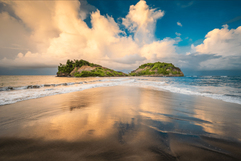 Vue du tombolo reliant les îlets de Sainte-Marie sur une plage de Martinique au coucher du soleil.