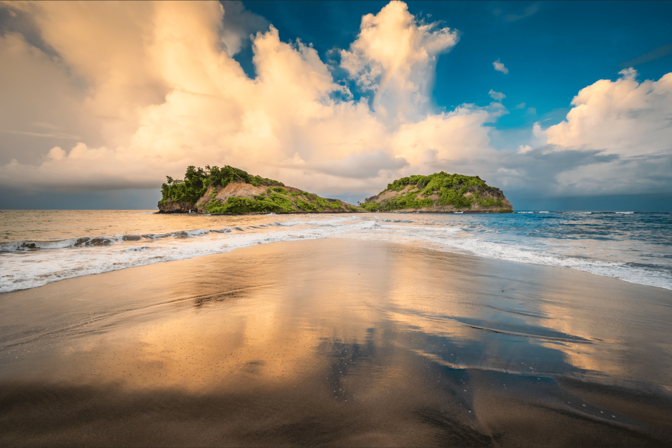 http://Vue%20du%20tombolo%20reliant%20les%20îlets%20de%20Sainte-Marie%20sur%20une%20plage%20de%20Martinique%20au%20coucher%20du%20soleil.