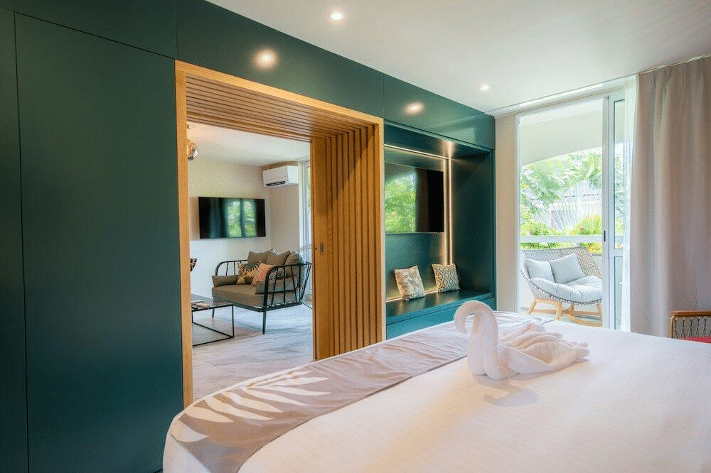 http://Suite%20contemporaine%20avec%20chambre,%20espace%20salon%20et%20balcon%20donnant%20sur%20un%20jardin%20tropical.