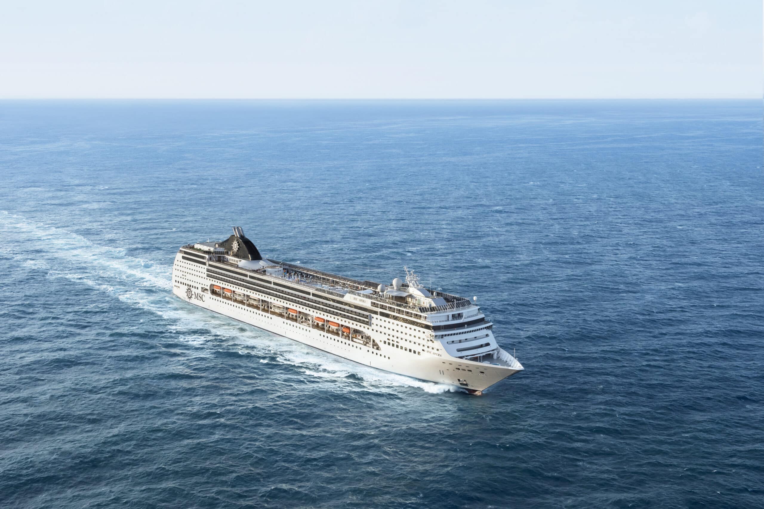 http://Navire%20de%20croisière%20naviguant%20sur%20les%20eaux%20bleues%20des%20Caraïbes%20vu%20depuis%20les%20airs.