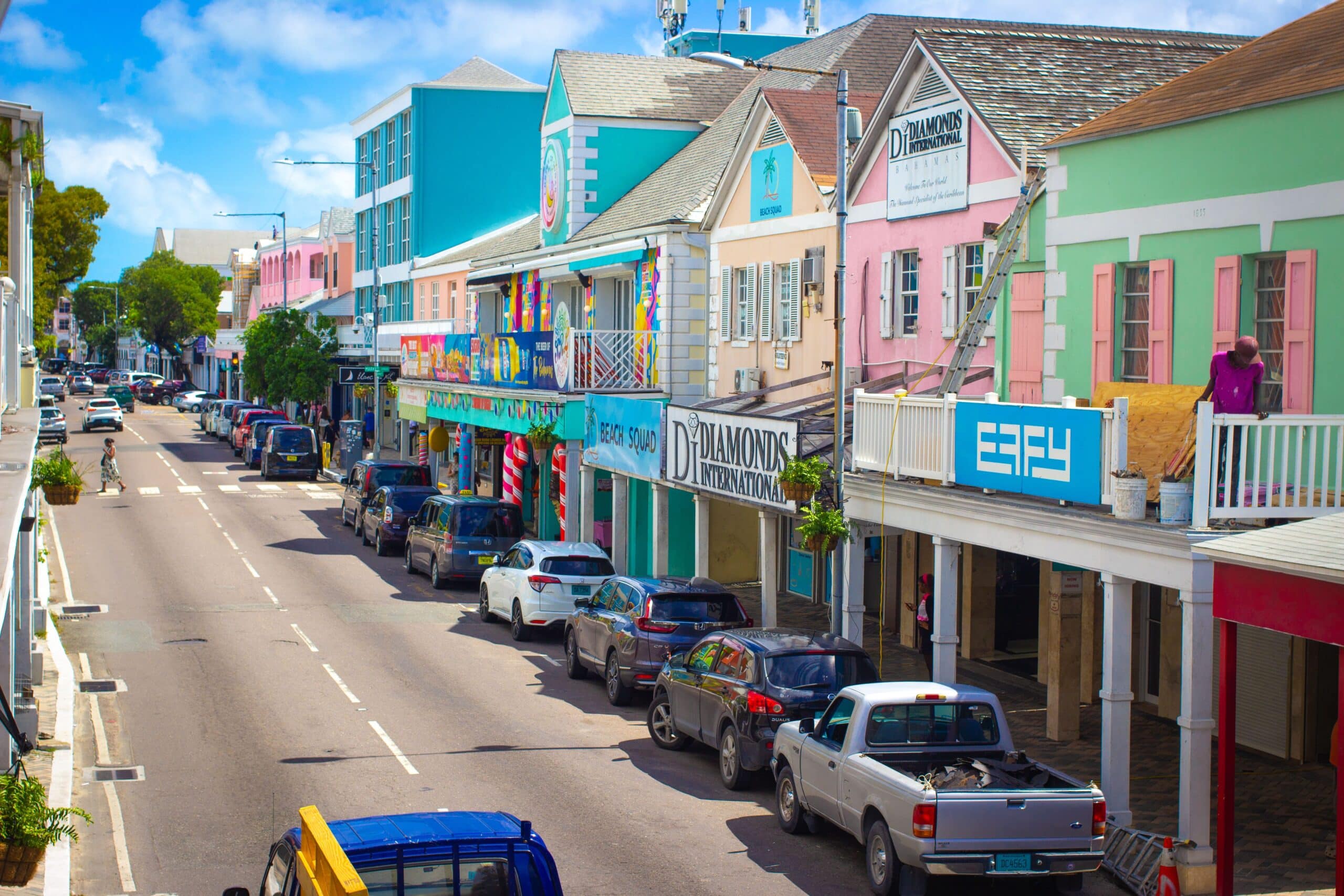 http://Rue%20animée%20bordée%20de%20bâtiments%20colorés%20et%20de%20boutiques%20typiques%20dans%20une%20ville%20des%20Bahamas.